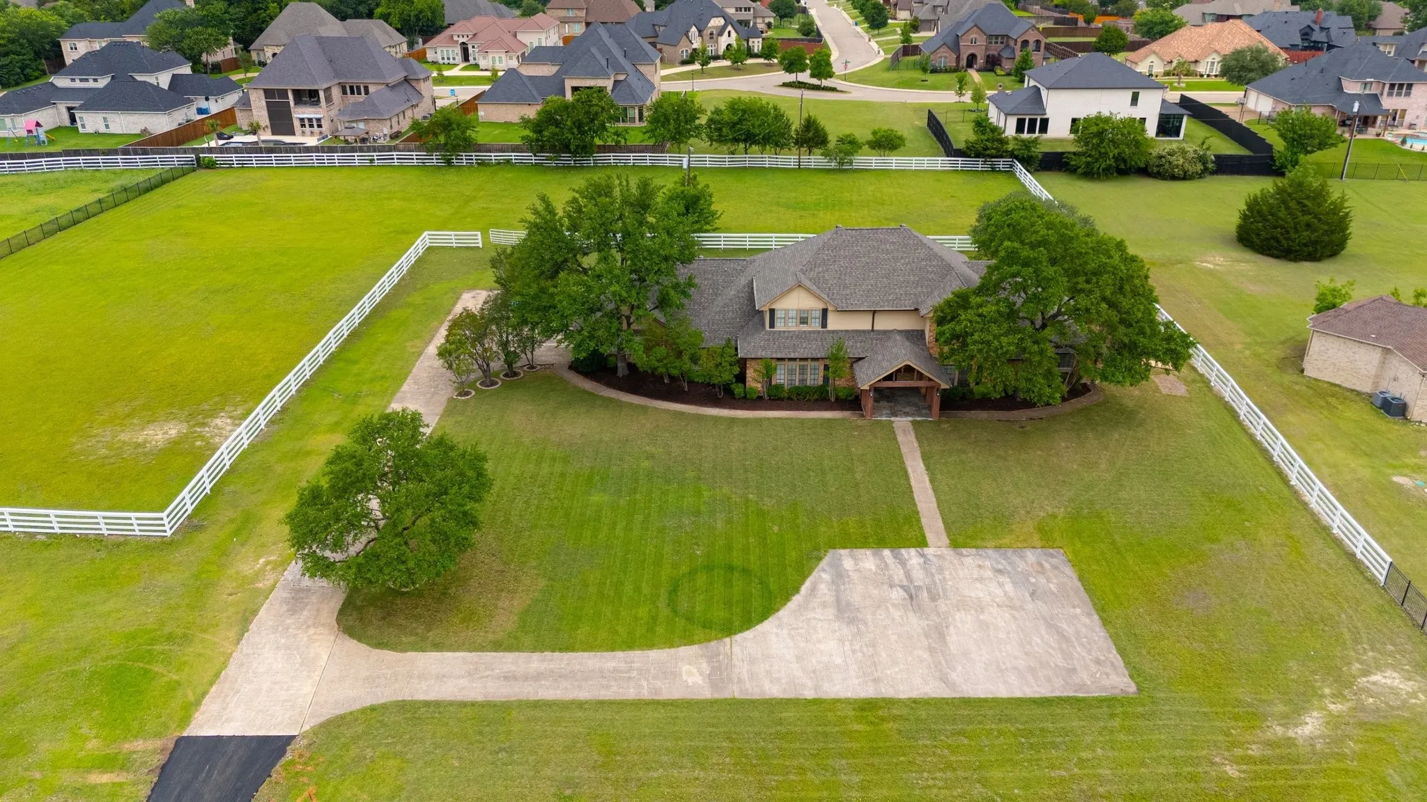 Single Family Residence For Rent in Dallas County , 915 W Pleasant Run Road, De Soto, Texas 75115, 5 Bedroom, 5 Bathroom, 3 Garage spaces, 4,542 Sqft, built in 1983, mls#21355537, Real Estate Agent in De Soto, Homes For Rent in Dallas county, Homes For Rent in De Soto, Realtor in De Soto Texas, Real Estate Brokerage Independent Realty Texas, Luminita Cordes Realtor