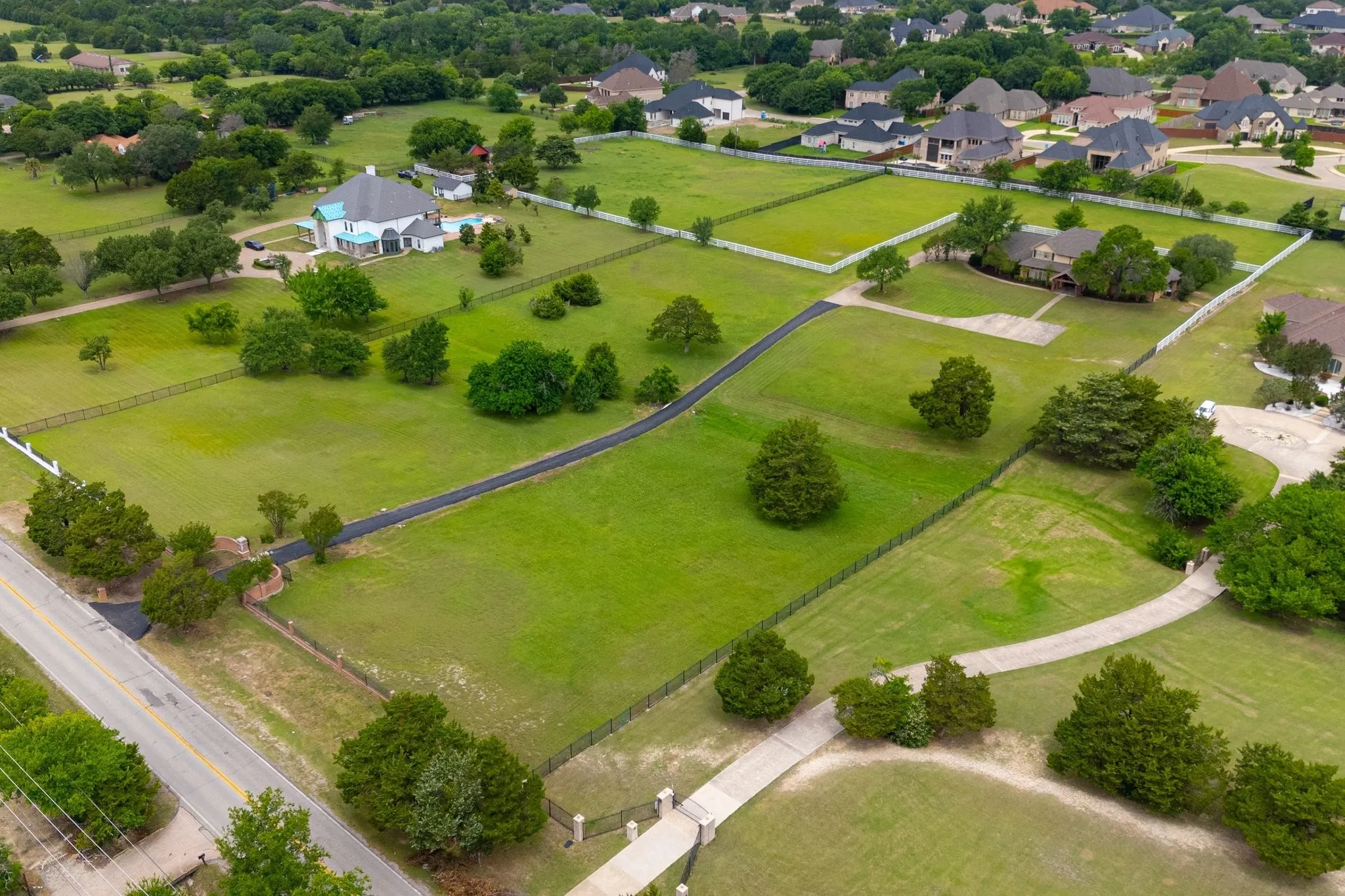 Single Family Residence For Rent in Dallas County , 915 W Pleasant Run Road, De Soto, Texas 75115, 5 Bedroom, 5 Bathroom, 3 Garage spaces, 4,542 Sqft, built in 1983, mls#21355537, Real Estate Agent in De Soto, Homes For Rent in Dallas county, Homes For Rent in De Soto, Realtor in De Soto Texas, Real Estate Brokerage Independent Realty Texas, Luminita Cordes Realtor