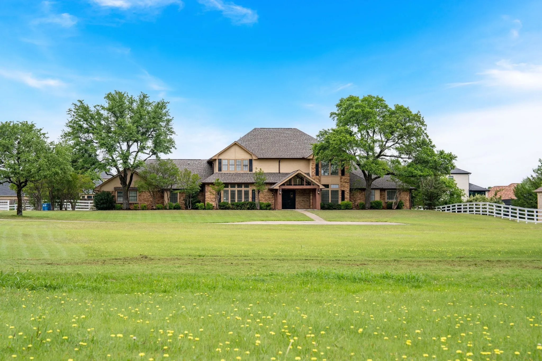 Single Family Residence For Rent in Dallas County , 915 W Pleasant Run Road, De Soto, Texas 75115, 5 Bedroom, 5 Bathroom, 3 Garage spaces, 4,542 Sqft, built in 1983, mls#21355537, Real Estate Agent in De Soto, Homes For Rent in Dallas county, Homes For Rent in De Soto, Realtor in De Soto Texas, Real Estate Brokerage Independent Realty Texas, Luminita Cordes Realtor