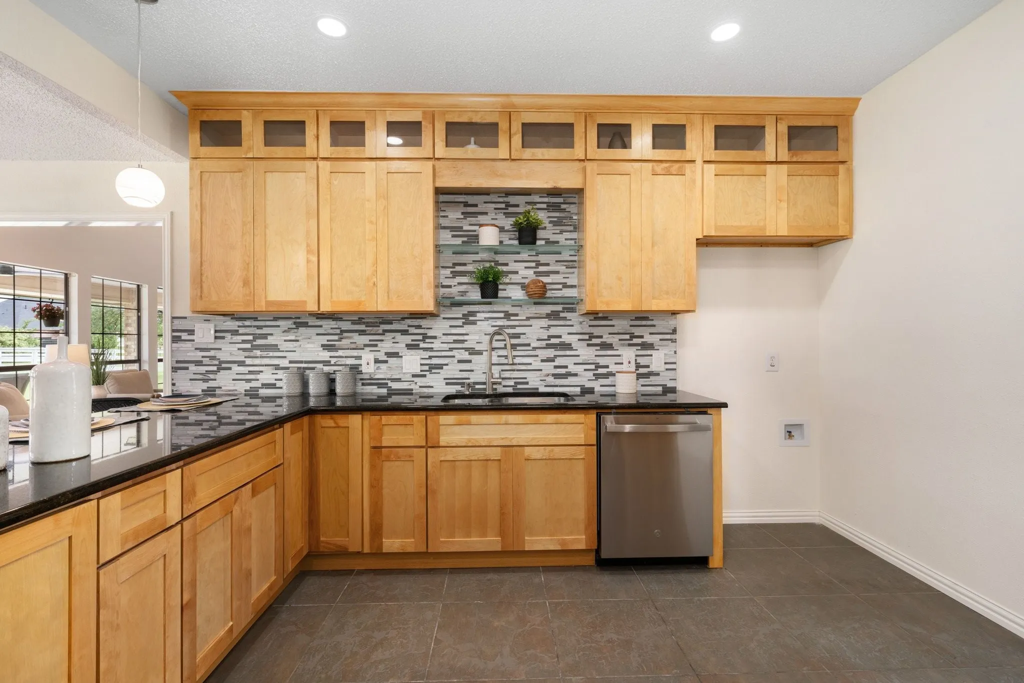 Single Family Residence For Rent in Dallas County , 915 W Pleasant Run Road, De Soto, Texas 75115, 5 Bedroom, 5 Bathroom, 3 Garage spaces, 4,542 Sqft, built in 1983, mls#21355537, Real Estate Agent in De Soto, Homes For Rent in Dallas county, Homes For Rent in De Soto, Realtor in De Soto Texas, Real Estate Brokerage Independent Realty Texas, Luminita Cordes Realtor