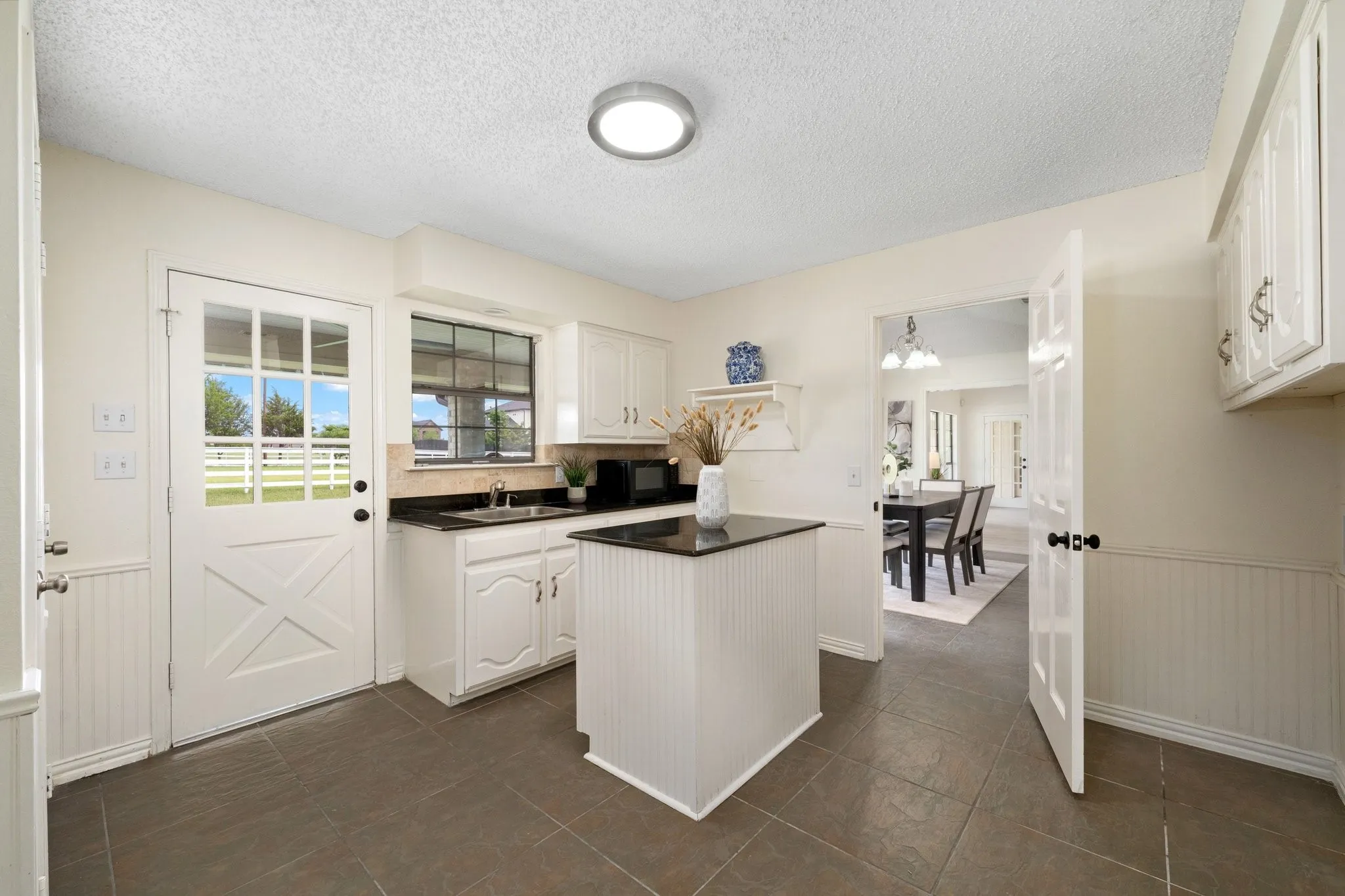 Single Family Residence For Rent in Dallas County , 915 W Pleasant Run Road, De Soto, Texas 75115, 5 Bedroom, 5 Bathroom, 3 Garage spaces, 4,542 Sqft, built in 1983, mls#21355537, Real Estate Agent in De Soto, Homes For Rent in Dallas county, Homes For Rent in De Soto, Realtor in De Soto Texas, Real Estate Brokerage Independent Realty Texas, Luminita Cordes Realtor