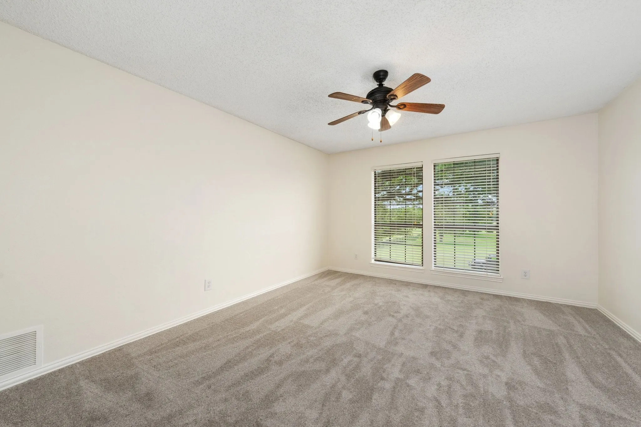 Single Family Residence For Rent in Dallas County , 915 W Pleasant Run Road, De Soto, Texas 75115, 5 Bedroom, 5 Bathroom, 3 Garage spaces, 4,542 Sqft, built in 1983, mls#21355537, Real Estate Agent in De Soto, Homes For Rent in Dallas county, Homes For Rent in De Soto, Realtor in De Soto Texas, Real Estate Brokerage Independent Realty Texas, Luminita Cordes Realtor