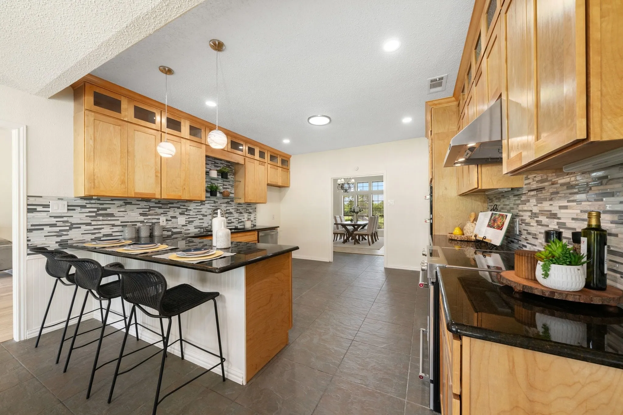 Single Family Residence For Rent in Dallas County , 915 W Pleasant Run Road, De Soto, Texas 75115, 5 Bedroom, 5 Bathroom, 3 Garage spaces, 4,542 Sqft, built in 1983, mls#21355537, Real Estate Agent in De Soto, Homes For Rent in Dallas county, Homes For Rent in De Soto, Realtor in De Soto Texas, Real Estate Brokerage Independent Realty Texas, Luminita Cordes Realtor