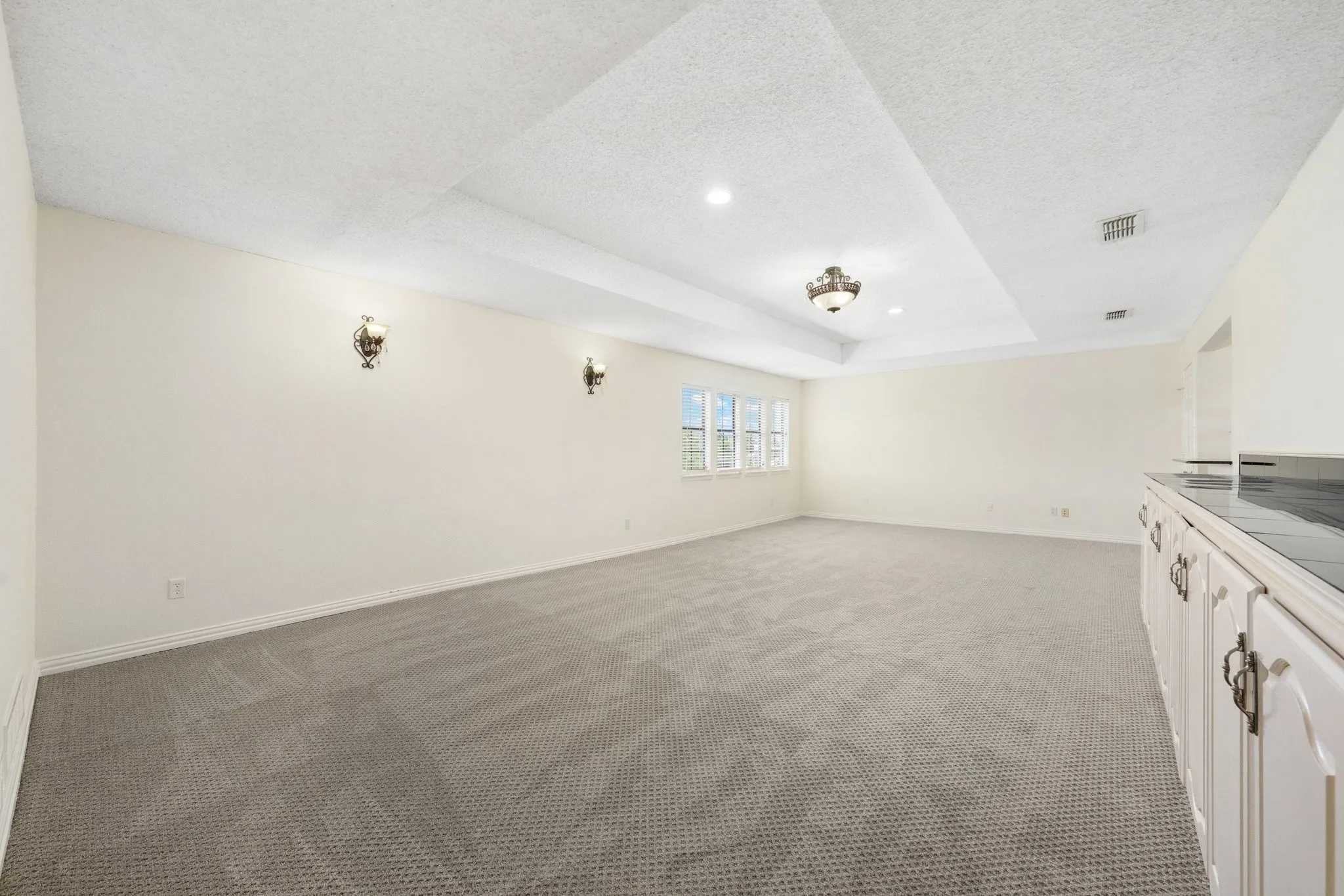 Single Family Residence For Rent in Dallas County , 915 W Pleasant Run Road, De Soto, Texas 75115, 5 Bedroom, 5 Bathroom, 3 Garage spaces, 4,542 Sqft, built in 1983, mls#21355537, Real Estate Agent in De Soto, Homes For Rent in Dallas county, Homes For Rent in De Soto, Realtor in De Soto Texas, Real Estate Brokerage Independent Realty Texas, Luminita Cordes Realtor