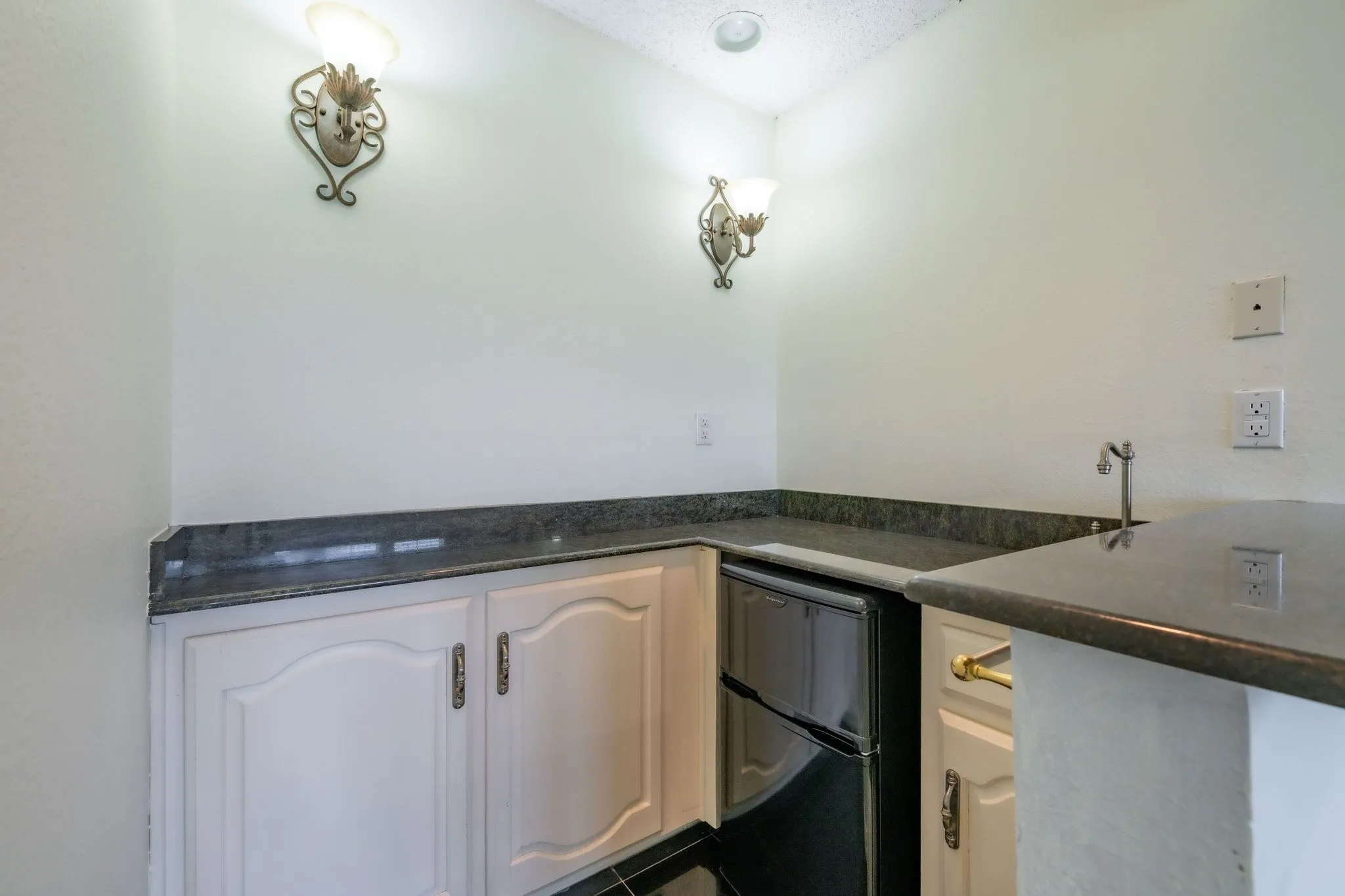 Single Family Residence For Rent in Dallas County , 915 W Pleasant Run Road, De Soto, Texas 75115, 5 Bedroom, 5 Bathroom, 3 Garage spaces, 4,542 Sqft, built in 1983, mls#21355537, Real Estate Agent in De Soto, Homes For Rent in Dallas county, Homes For Rent in De Soto, Realtor in De Soto Texas, Real Estate Brokerage Independent Realty Texas, Luminita Cordes Realtor