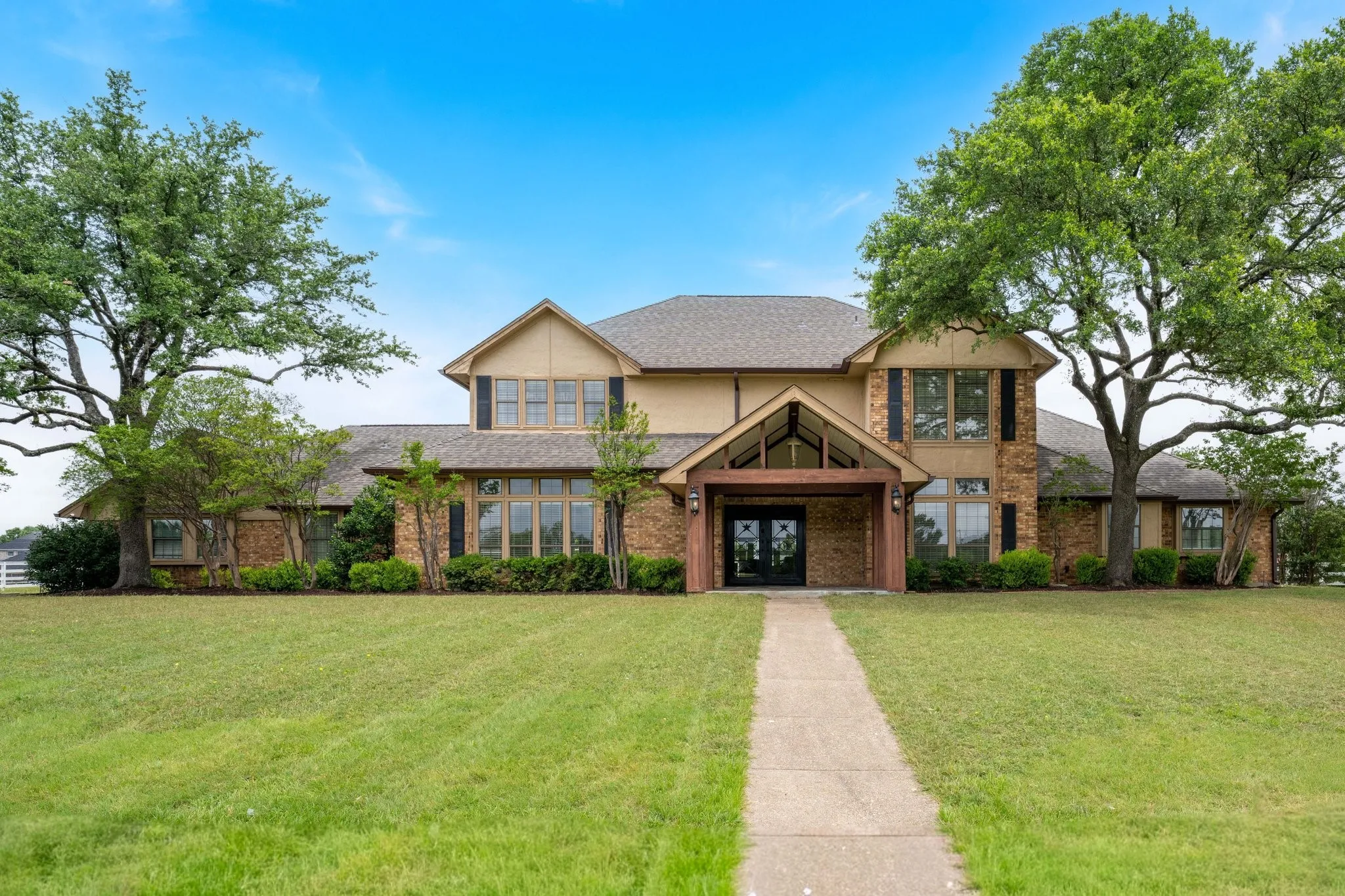 Single Family Residence For Rent in Dallas County , 915 W Pleasant Run Road, De Soto, Texas 75115, 5 Bedroom, 5 Bathroom, 3 Garage spaces, 4,542 Sqft, built in 1983, mls#21355537, Real Estate Agent in De Soto, Homes For Rent in Dallas county, Homes For Rent in De Soto, Realtor in De Soto Texas, Real Estate Brokerage Independent Realty Texas, Luminita Cordes Realtor