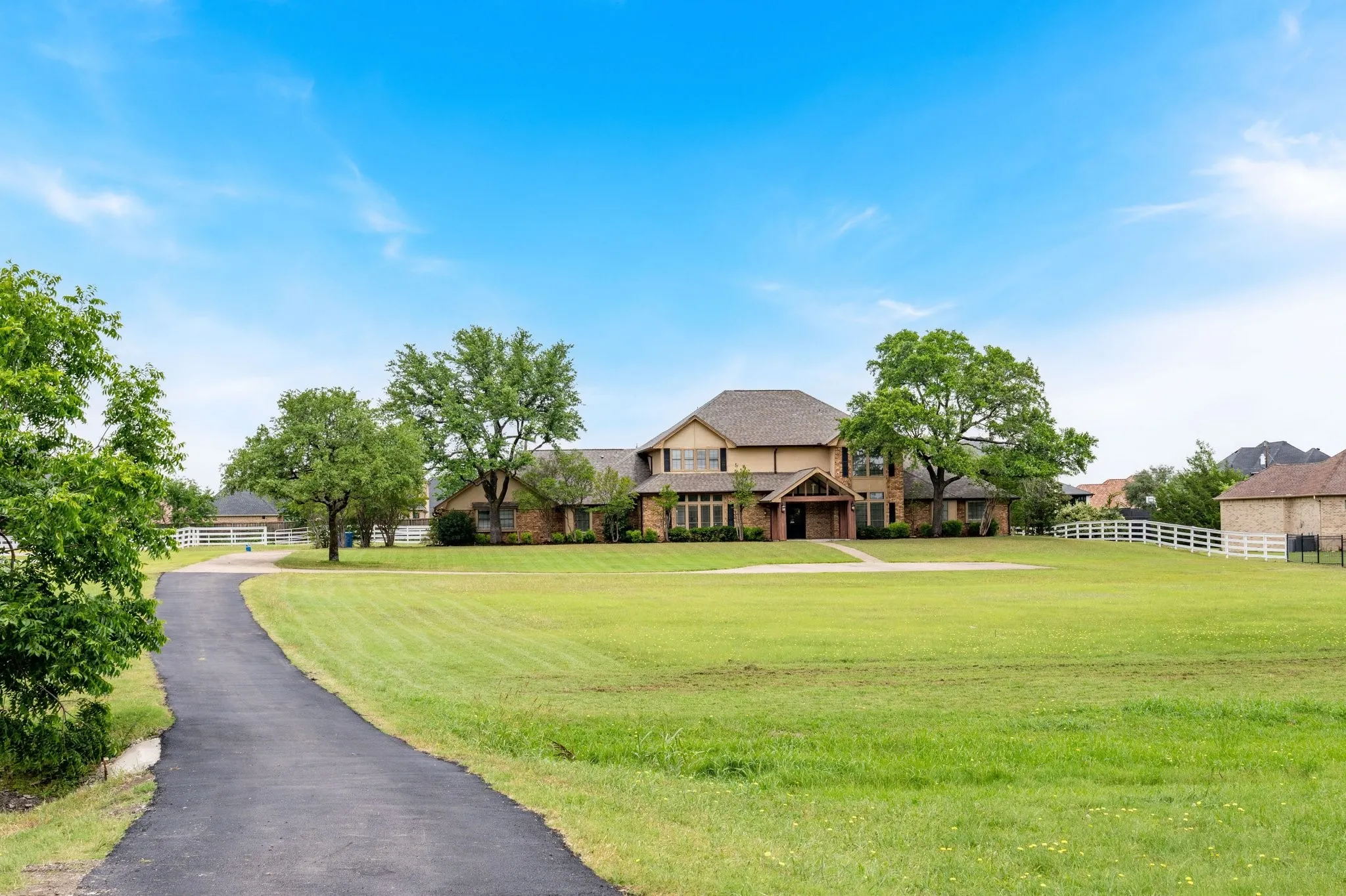 Single Family Residence For Rent in Dallas County , 915 W Pleasant Run Road, De Soto, Texas 75115, 5 Bedroom, 5 Bathroom, 3 Garage spaces, 4,542 Sqft, built in 1983, mls#21355537, Real Estate Agent in De Soto, Homes For Rent in Dallas county, Homes For Rent in De Soto, Realtor in De Soto Texas, Real Estate Brokerage Independent Realty Texas, Luminita Cordes Realtor