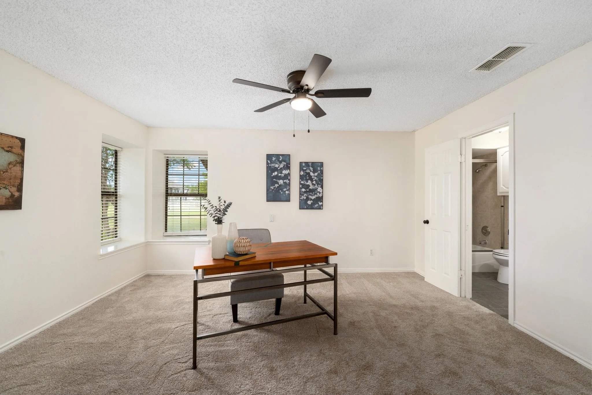 Single Family Residence For Rent in Dallas County , 915 W Pleasant Run Road, De Soto, Texas 75115, 5 Bedroom, 5 Bathroom, 3 Garage spaces, 4,542 Sqft, built in 1983, mls#21355537, Real Estate Agent in De Soto, Homes For Rent in Dallas county, Homes For Rent in De Soto, Realtor in De Soto Texas, Real Estate Brokerage Independent Realty Texas, Luminita Cordes Realtor