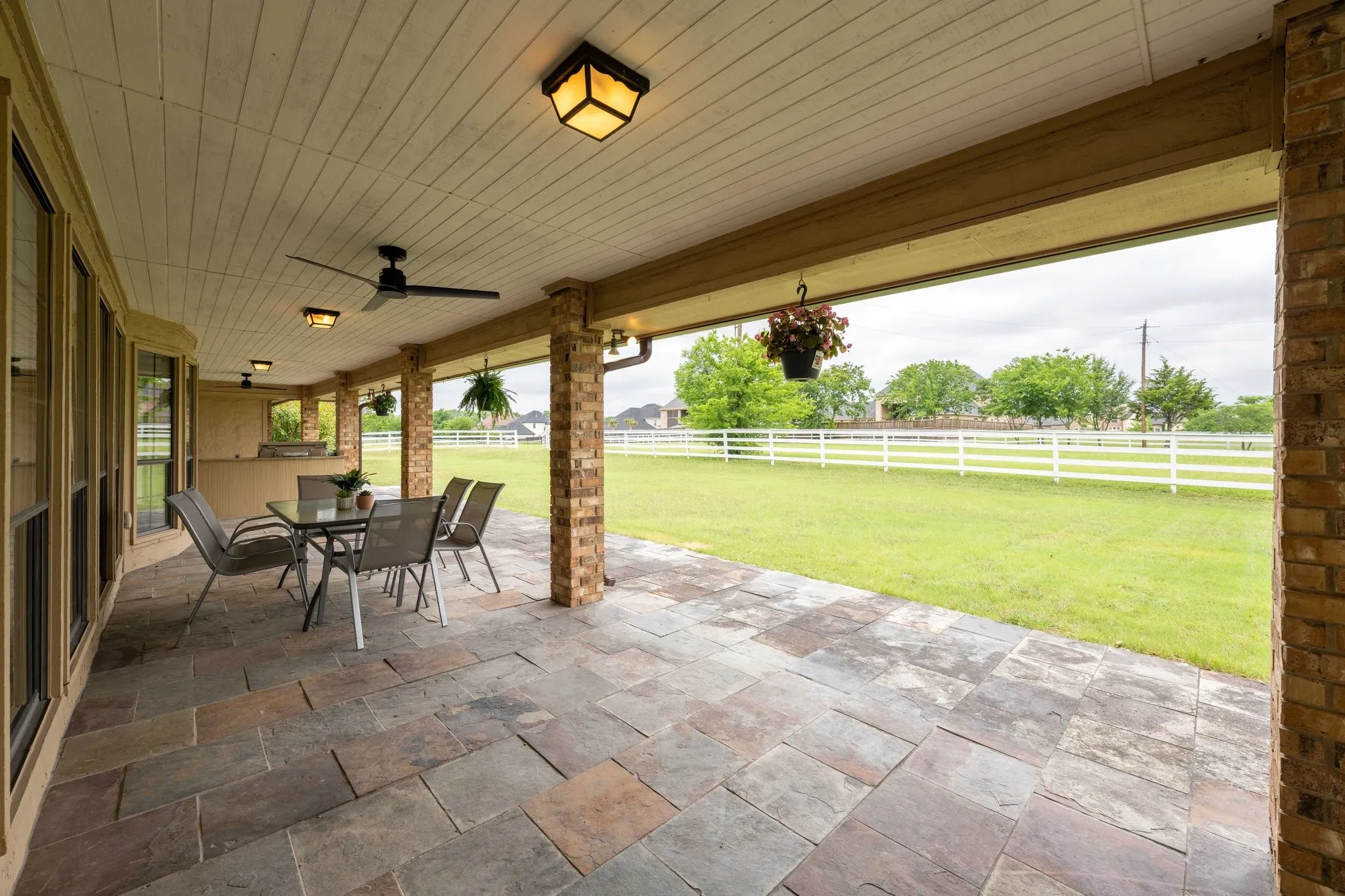 Single Family Residence For Rent in Dallas County , 915 W Pleasant Run Road, De Soto, Texas 75115, 5 Bedroom, 5 Bathroom, 3 Garage spaces, 4,542 Sqft, built in 1983, mls#21355537, Real Estate Agent in De Soto, Homes For Rent in Dallas county, Homes For Rent in De Soto, Realtor in De Soto Texas, Real Estate Brokerage Independent Realty Texas, Luminita Cordes Realtor