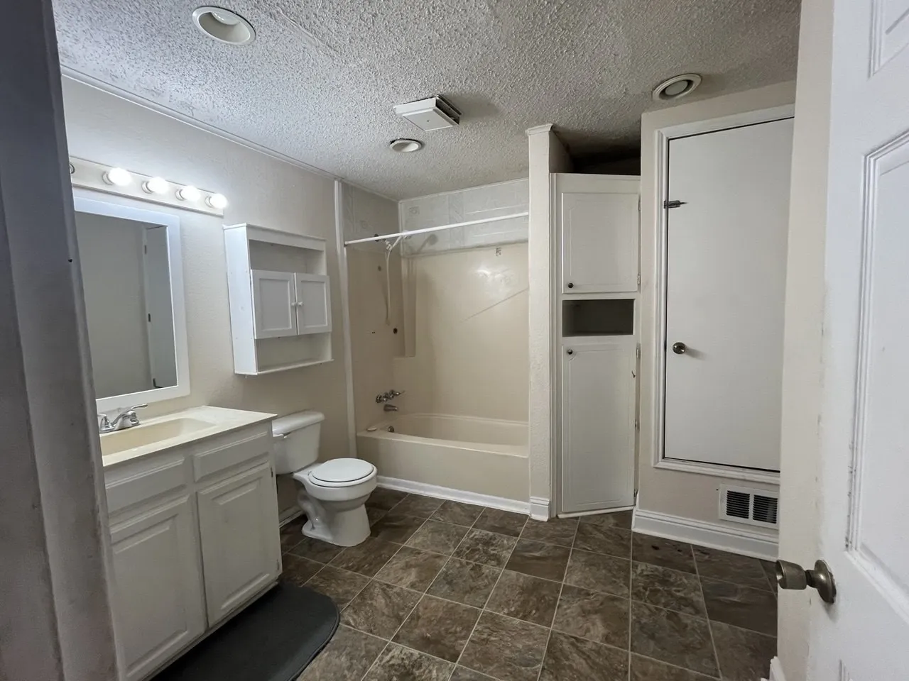 Single Family Residence For Sale in Tarrant County , 2525 Oakwood Terrace, Haltom City, Texas 76117, 3 Bedroom, 2 Bathroom, Garage spaces, 1,866 Sqft, built in 1949, mls#21353822, Real Estate Agent in Haltom City, Homes For Sale in Tarrant county, Homes For Sale in Haltom City, Realtor in Haltom City Texas, Real Estate Brokerage Independent Realty Texas, Luminita Cordes Realtor