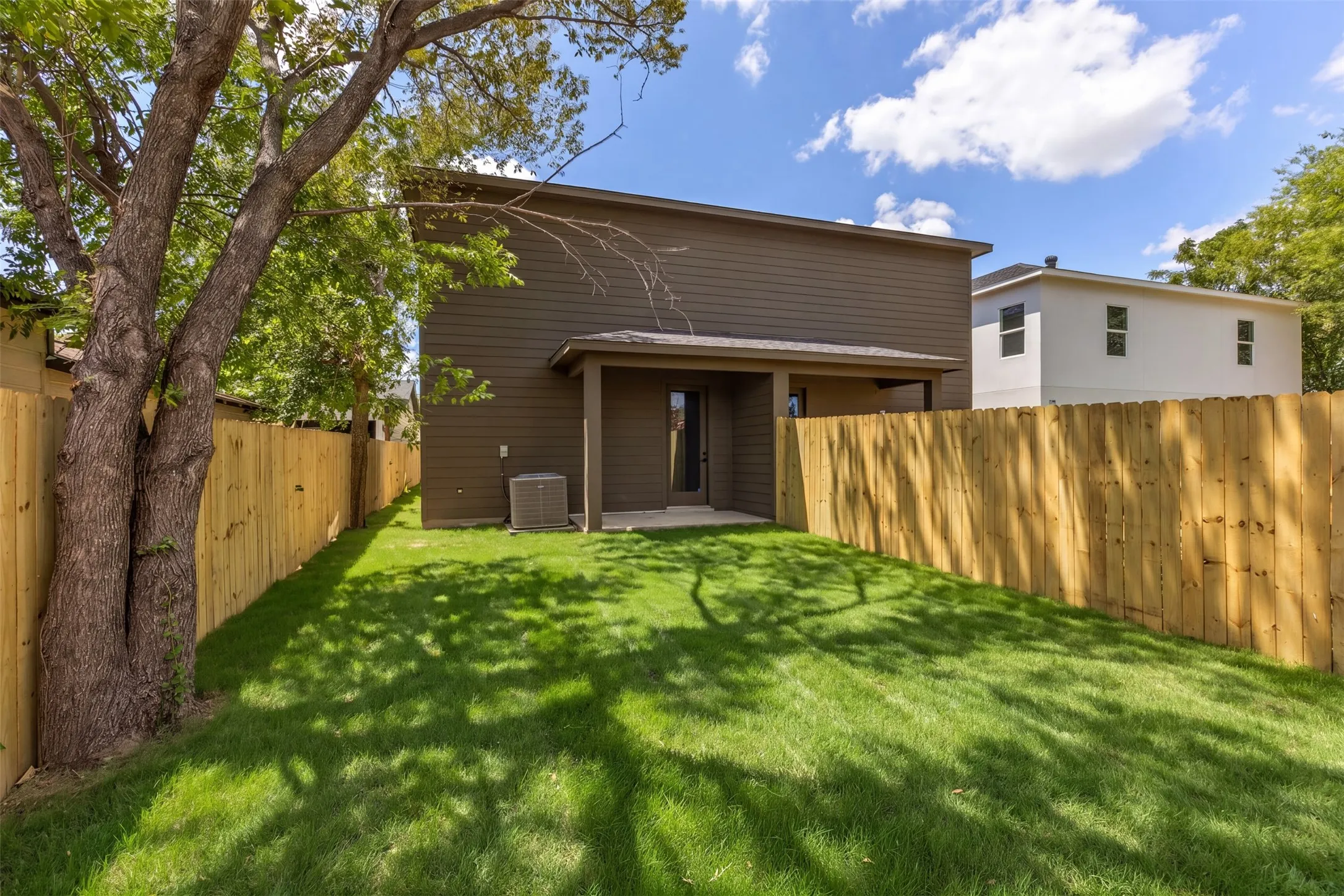 Single Family Residence For Sale in Dallas County , 820 Lambert Street, Dallas, Texas 75203, 5 Bedroom, 4 Bathroom, 2 Garage spaces, 3,060 Sqft, built in 2026, mls#21355550, Real Estate Agent in Dallas, Homes For Sale in Dallas county, Homes For Sale in Dallas, Realtor in Dallas Texas, Real Estate Brokerage Independent Realty Texas, Luminita Cordes Realtor
