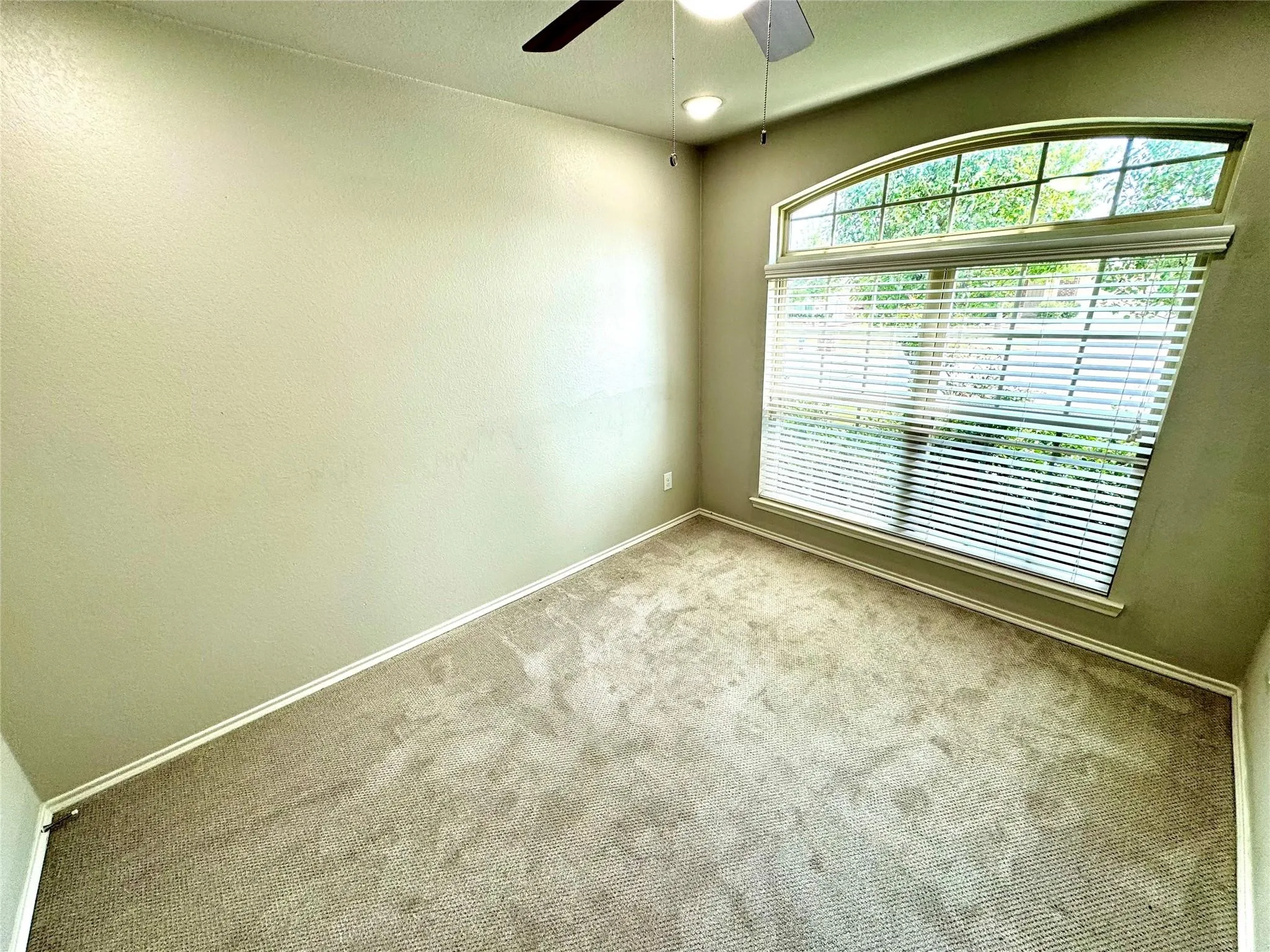 Arched transom window with blinds, recessed ceiling lighting, ceiling fan, and light-toned wall finishes