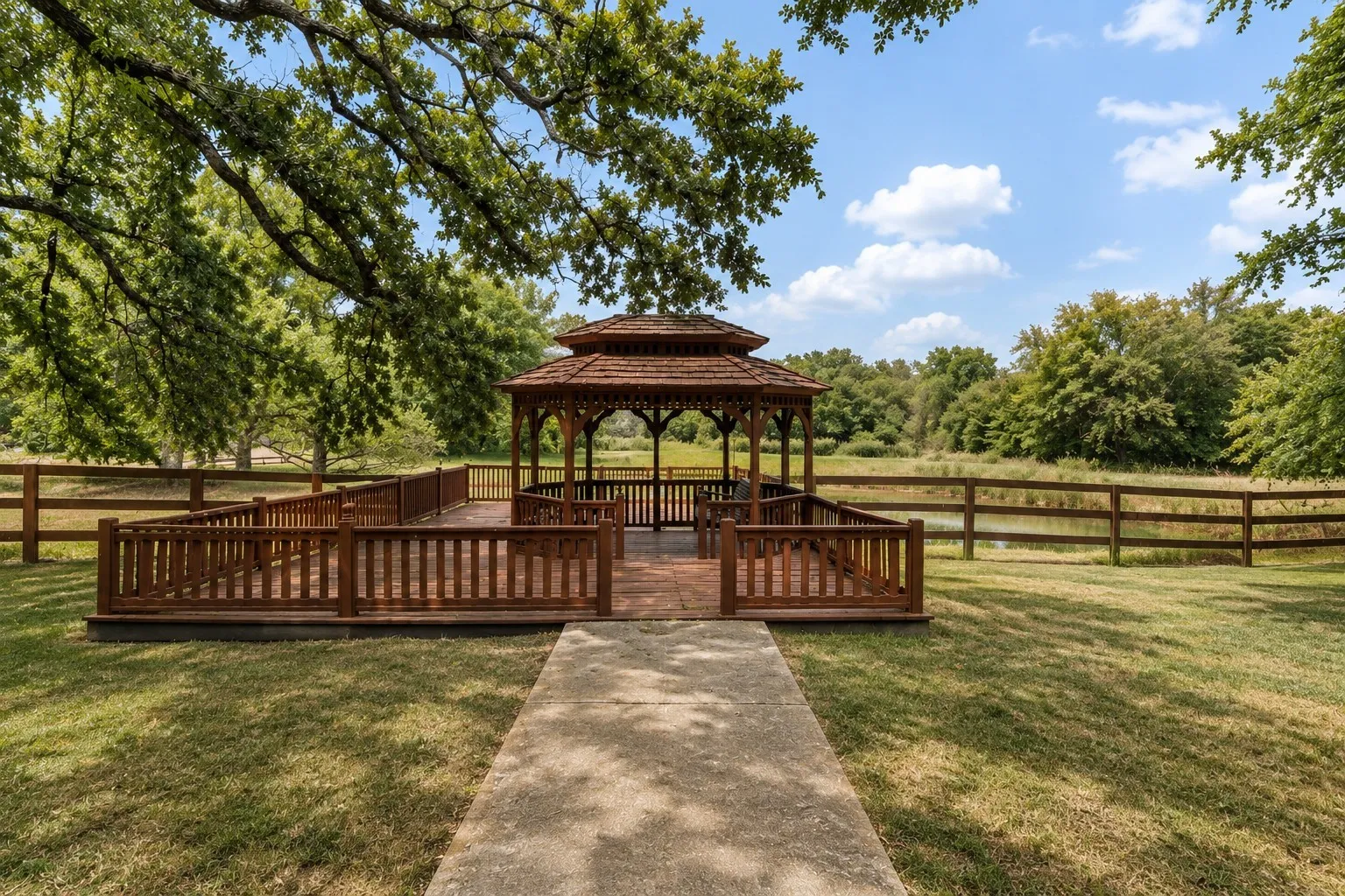 Single Family Residence For Sale in Hunt County , 4035 County Road 2700, Caddo Mills, Texas 75135, 4 Bedroom, 4 Bathroom, 2 Garage spaces, 3,585 Sqft, built in 1999, mls#21353303, Real Estate Agent in Caddo Mills, Homes For Sale in Hunt county, Homes For Sale in Caddo Mills, Realtor in Caddo Mills Texas, Real Estate Brokerage Independent Realty Texas, Luminita Cordes Realtor