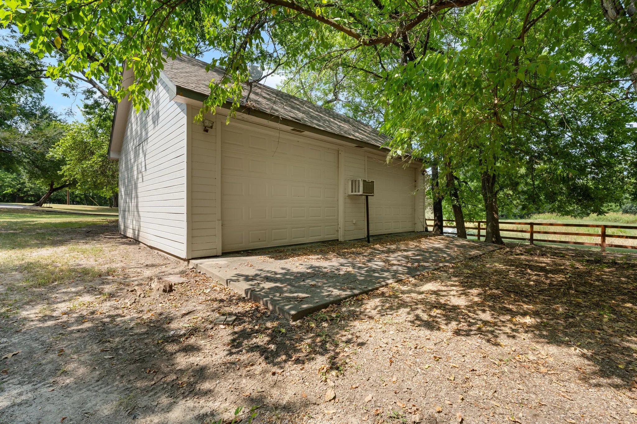 Single Family Residence For Sale in Hunt County , 4035 County Road 2700, Caddo Mills, Texas 75135, 4 Bedroom, 4 Bathroom, 2 Garage spaces, 3,585 Sqft, built in 1999, mls#21353303, Real Estate Agent in Caddo Mills, Homes For Sale in Hunt county, Homes For Sale in Caddo Mills, Realtor in Caddo Mills Texas, Real Estate Brokerage Independent Realty Texas, Luminita Cordes Realtor