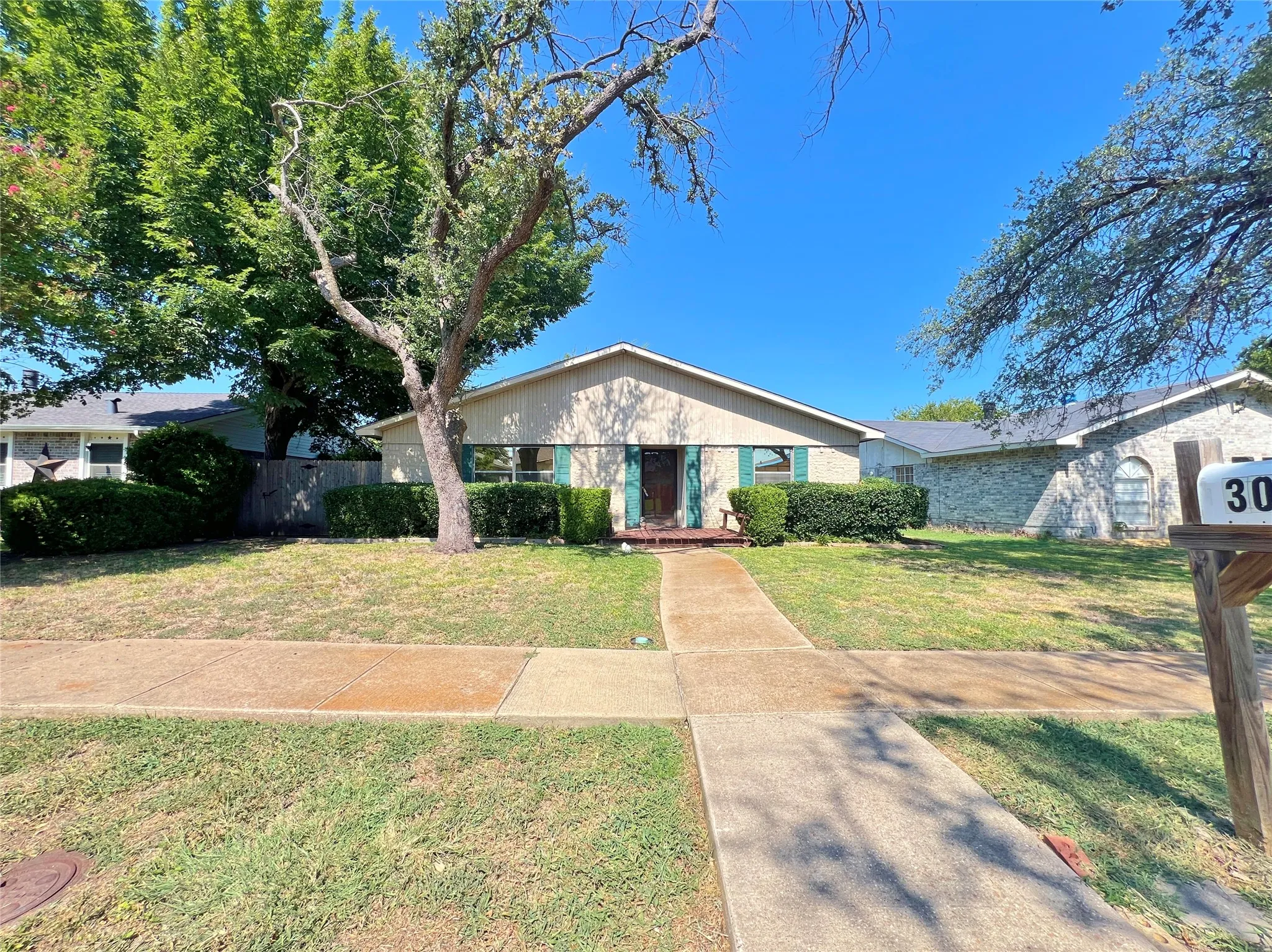 Single Family Residence For Rent in Denton County , 3005 Ravine Trail, Carrollton, Texas 75007, 3 Bedroom, 2 Bathroom, Garage spaces, 1,806 Sqft, built in 1972, mls#21355558, Real Estate Agent in Carrollton, Homes For Rent in Denton county, Homes For Rent in Carrollton, Realtor in Carrollton Texas, Real Estate Brokerage Independent Realty Texas, Luminita Cordes Realtor
