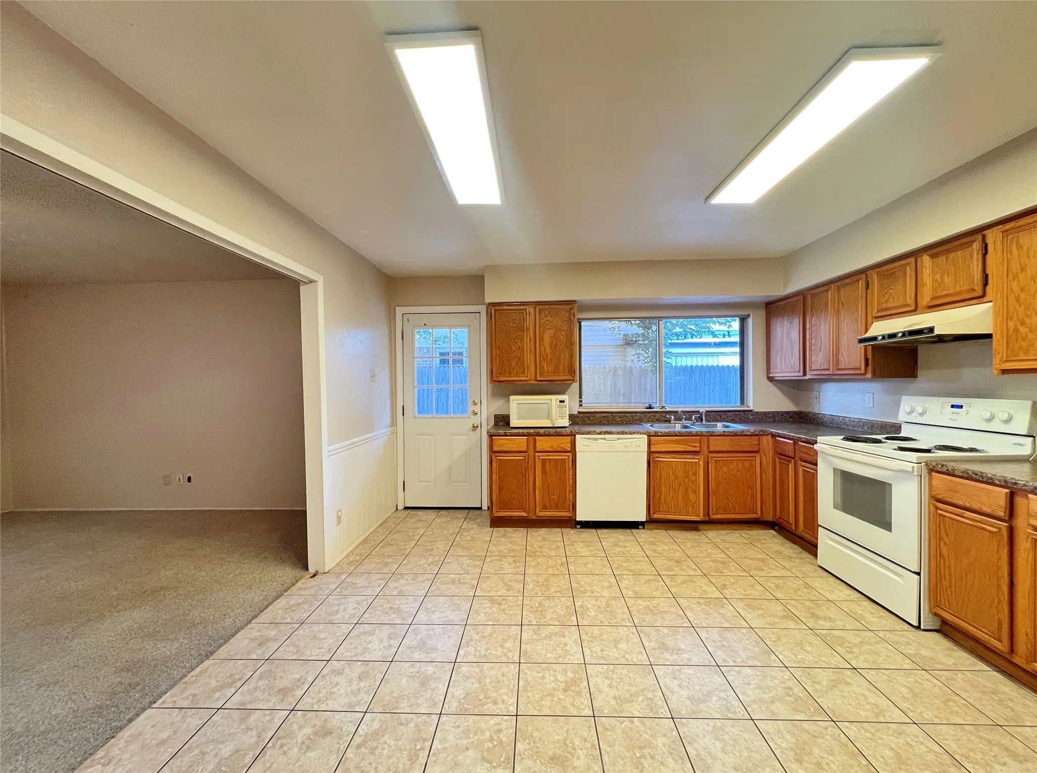 Single Family Residence For Rent in Denton County , 3005 Ravine Trail, Carrollton, Texas 75007, 3 Bedroom, 2 Bathroom, Garage spaces, 1,806 Sqft, built in 1972, mls#21355558, Real Estate Agent in Carrollton, Homes For Rent in Denton county, Homes For Rent in Carrollton, Realtor in Carrollton Texas, Real Estate Brokerage Independent Realty Texas, Luminita Cordes Realtor