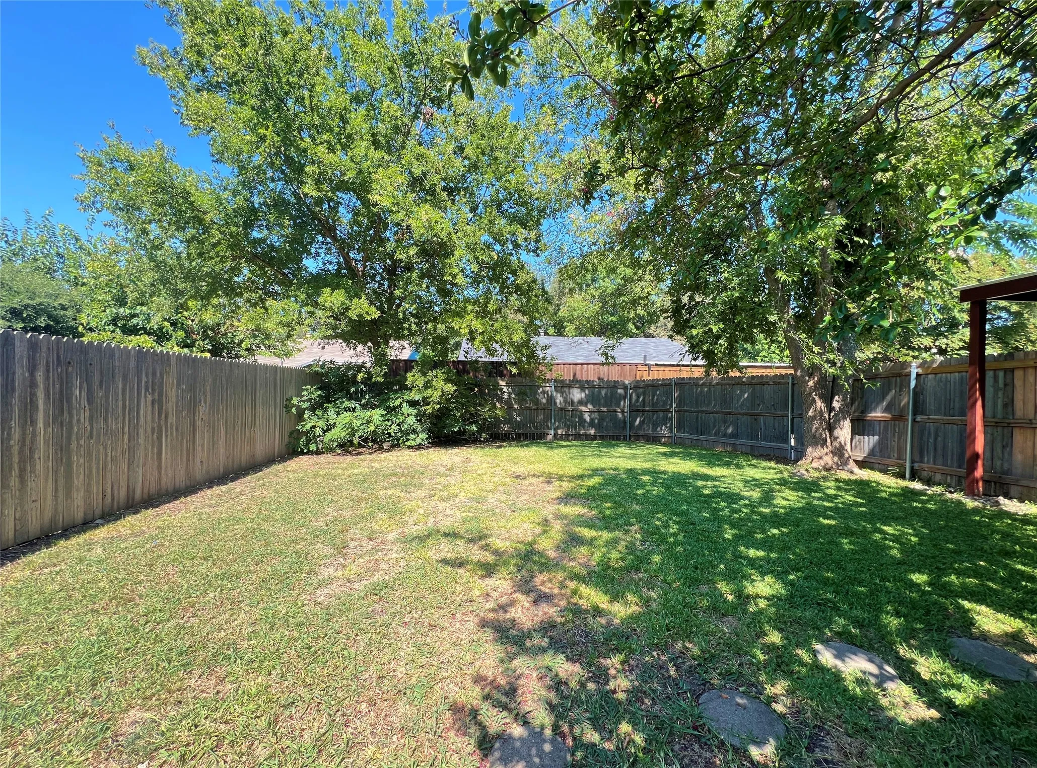 Single Family Residence For Rent in Denton County , 3005 Ravine Trail, Carrollton, Texas 75007, 3 Bedroom, 2 Bathroom, Garage spaces, 1,806 Sqft, built in 1972, mls#21355558, Real Estate Agent in Carrollton, Homes For Rent in Denton county, Homes For Rent in Carrollton, Realtor in Carrollton Texas, Real Estate Brokerage Independent Realty Texas, Luminita Cordes Realtor