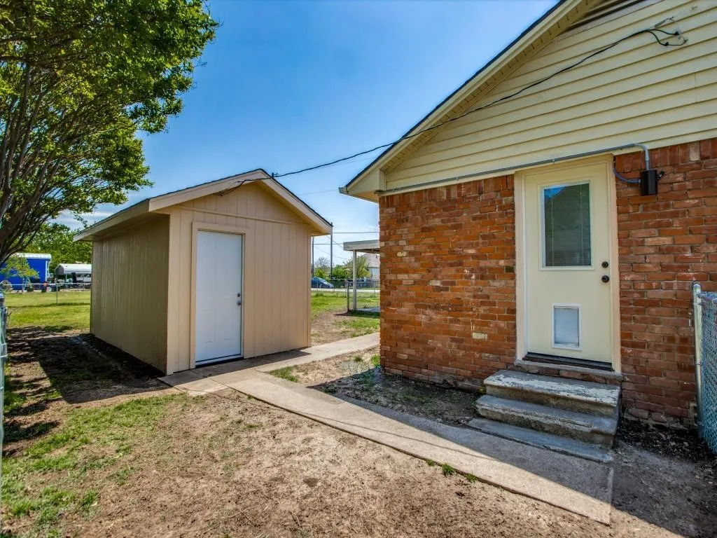 Single Family Residence For Sale in Grayson County , 500 N 5th Street, Gunter, Texas 75058, 2 Bedroom, 1 Bathroom, Garage spaces, 925 Sqft, built in 1977, mls#21336731, Real Estate Agent in Gunter, Homes For Sale in Grayson county, Homes For Sale in Gunter, Realtor in Gunter Texas, Real Estate Brokerage Independent Realty Texas, Luminita Cordes Realtor