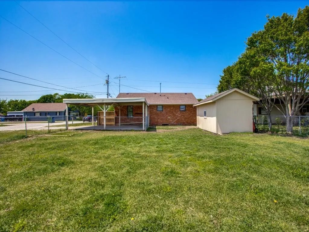 Single Family Residence For Sale in Grayson County , 500 N 5th Street, Gunter, Texas 75058, 2 Bedroom, 1 Bathroom, Garage spaces, 925 Sqft, built in 1977, mls#21336731, Real Estate Agent in Gunter, Homes For Sale in Grayson county, Homes For Sale in Gunter, Realtor in Gunter Texas, Real Estate Brokerage Independent Realty Texas, Luminita Cordes Realtor