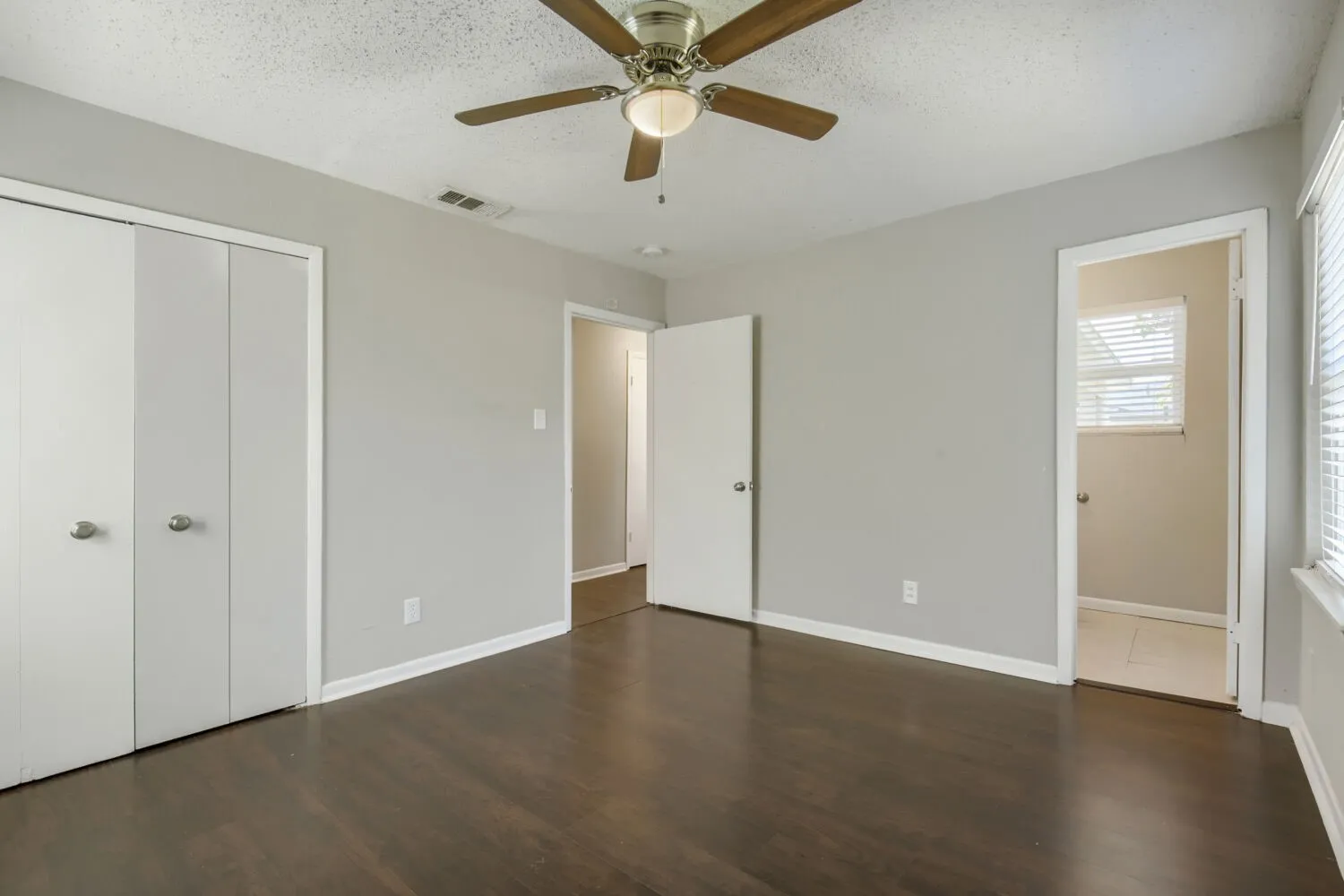 Single Family Residence For Sale in Dallas County , 1707 Summit Street, Mesquite, Texas 75149, 3 Bedroom, 2 Bathroom, 1 Garage spaces, 1,156 Sqft, built in 1959, mls#21352636, Real Estate Agent in Mesquite, Homes For Sale in Dallas county, Homes For Sale in Mesquite, Realtor in Mesquite Texas, Real Estate Brokerage Independent Realty Texas, Luminita Cordes Realtor