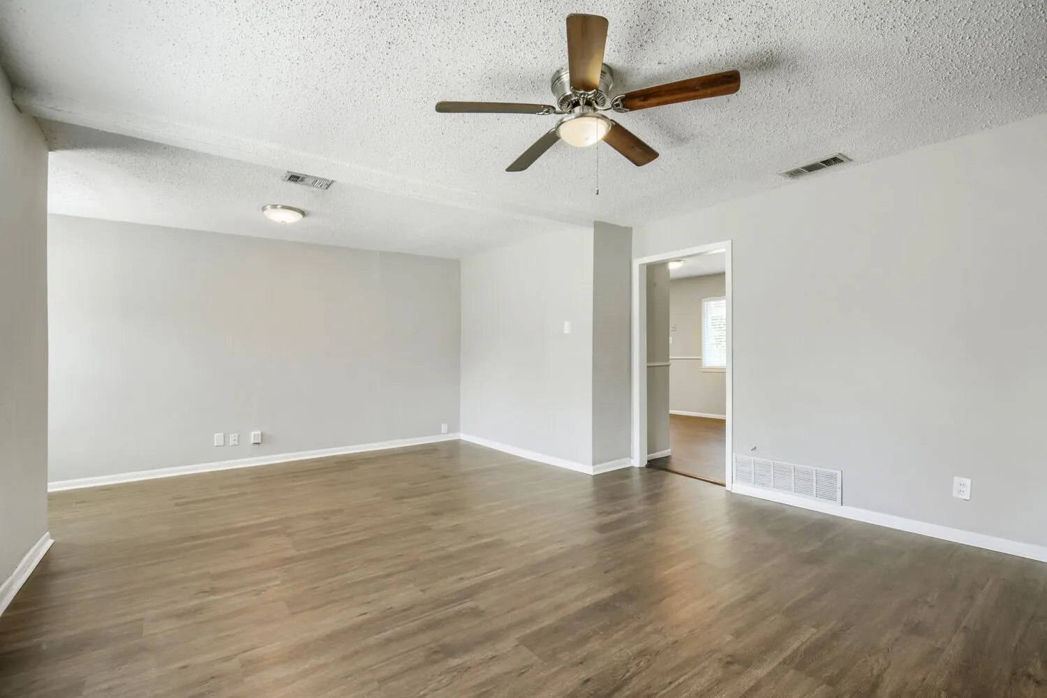 Single Family Residence For Sale in Dallas County , 1707 Summit Street, Mesquite, Texas 75149, 3 Bedroom, 2 Bathroom, 1 Garage spaces, 1,156 Sqft, built in 1959, mls#21352636, Real Estate Agent in Mesquite, Homes For Sale in Dallas county, Homes For Sale in Mesquite, Realtor in Mesquite Texas, Real Estate Brokerage Independent Realty Texas, Luminita Cordes Realtor