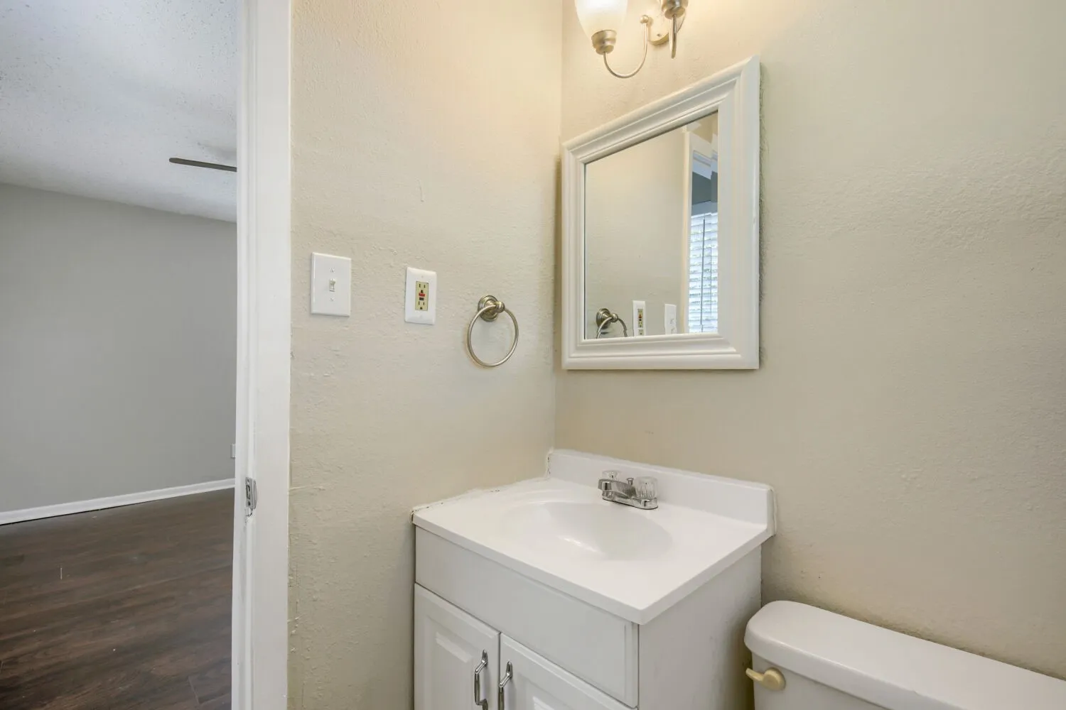 Single Family Residence For Sale in Dallas County , 1707 Summit Street, Mesquite, Texas 75149, 3 Bedroom, 2 Bathroom, 1 Garage spaces, 1,156 Sqft, built in 1959, mls#21352636, Real Estate Agent in Mesquite, Homes For Sale in Dallas county, Homes For Sale in Mesquite, Realtor in Mesquite Texas, Real Estate Brokerage Independent Realty Texas, Luminita Cordes Realtor