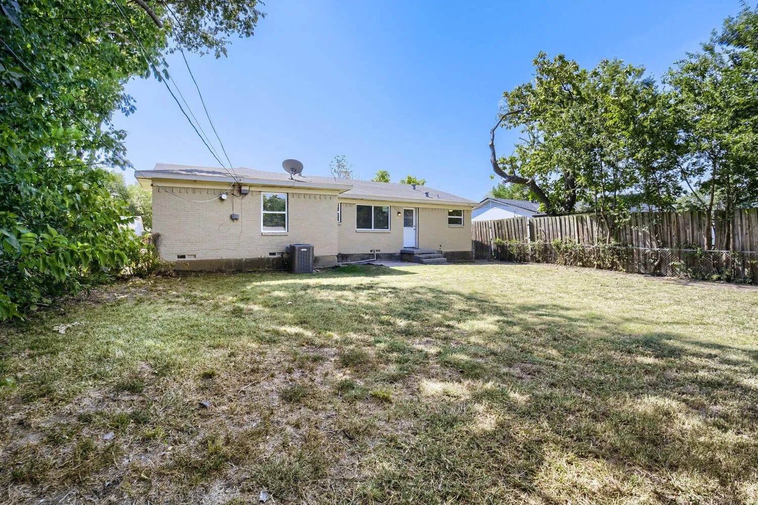 Single Family Residence For Sale in Dallas County , 1707 Summit Street, Mesquite, Texas 75149, 3 Bedroom, 2 Bathroom, 1 Garage spaces, 1,156 Sqft, built in 1959, mls#21352636, Real Estate Agent in Mesquite, Homes For Sale in Dallas county, Homes For Sale in Mesquite, Realtor in Mesquite Texas, Real Estate Brokerage Independent Realty Texas, Luminita Cordes Realtor