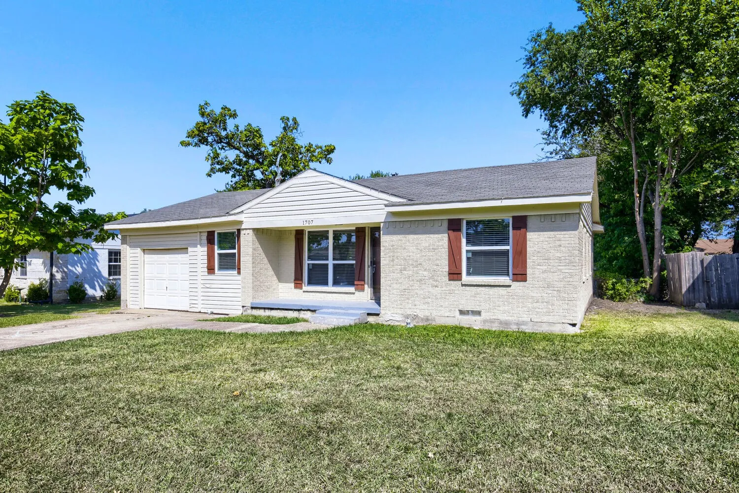 Single Family Residence For Sale in Dallas County , 1707 Summit Street, Mesquite, Texas 75149, 3 Bedroom, 2 Bathroom, 1 Garage spaces, 1,156 Sqft, built in 1959, mls#21352636, Real Estate Agent in Mesquite, Homes For Sale in Dallas county, Homes For Sale in Mesquite, Realtor in Mesquite Texas, Real Estate Brokerage Independent Realty Texas, Luminita Cordes Realtor