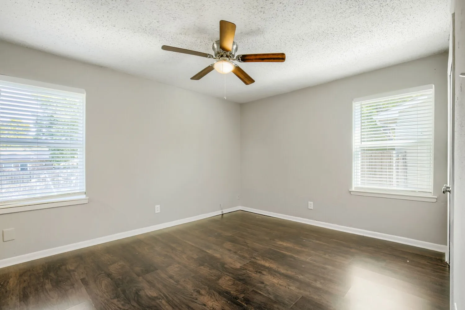 Single Family Residence For Sale in Dallas County , 1707 Summit Street, Mesquite, Texas 75149, 3 Bedroom, 2 Bathroom, 1 Garage spaces, 1,156 Sqft, built in 1959, mls#21352636, Real Estate Agent in Mesquite, Homes For Sale in Dallas county, Homes For Sale in Mesquite, Realtor in Mesquite Texas, Real Estate Brokerage Independent Realty Texas, Luminita Cordes Realtor