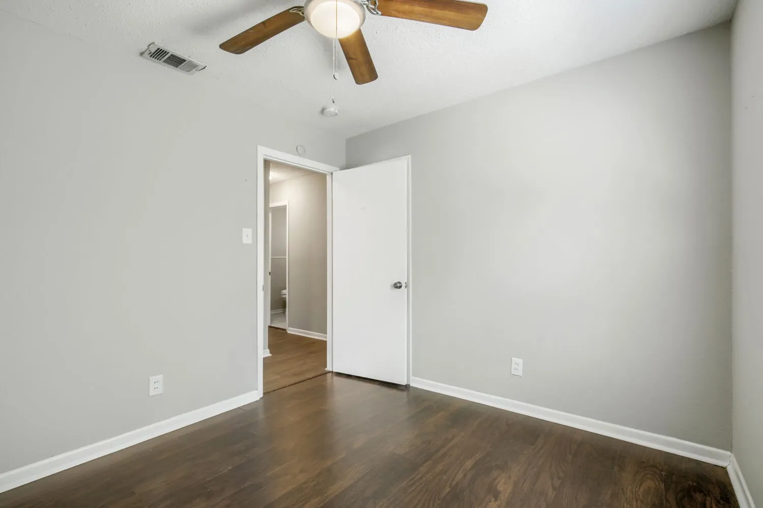 Single Family Residence For Sale in Dallas County , 1707 Summit Street, Mesquite, Texas 75149, 3 Bedroom, 2 Bathroom, 1 Garage spaces, 1,156 Sqft, built in 1959, mls#21352636, Real Estate Agent in Mesquite, Homes For Sale in Dallas county, Homes For Sale in Mesquite, Realtor in Mesquite Texas, Real Estate Brokerage Independent Realty Texas, Luminita Cordes Realtor