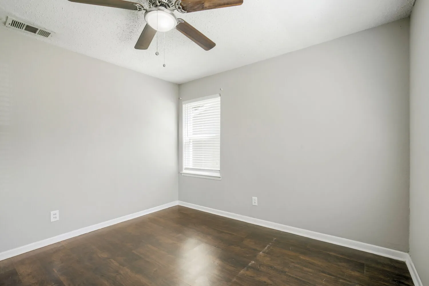 Single Family Residence For Sale in Dallas County , 1707 Summit Street, Mesquite, Texas 75149, 3 Bedroom, 2 Bathroom, 1 Garage spaces, 1,156 Sqft, built in 1959, mls#21352636, Real Estate Agent in Mesquite, Homes For Sale in Dallas county, Homes For Sale in Mesquite, Realtor in Mesquite Texas, Real Estate Brokerage Independent Realty Texas, Luminita Cordes Realtor
