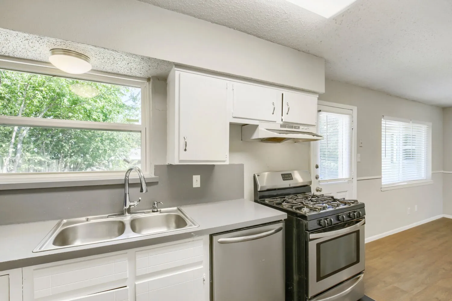 Single Family Residence For Sale in Dallas County , 1707 Summit Street, Mesquite, Texas 75149, 3 Bedroom, 2 Bathroom, 1 Garage spaces, 1,156 Sqft, built in 1959, mls#21352636, Real Estate Agent in Mesquite, Homes For Sale in Dallas county, Homes For Sale in Mesquite, Realtor in Mesquite Texas, Real Estate Brokerage Independent Realty Texas, Luminita Cordes Realtor