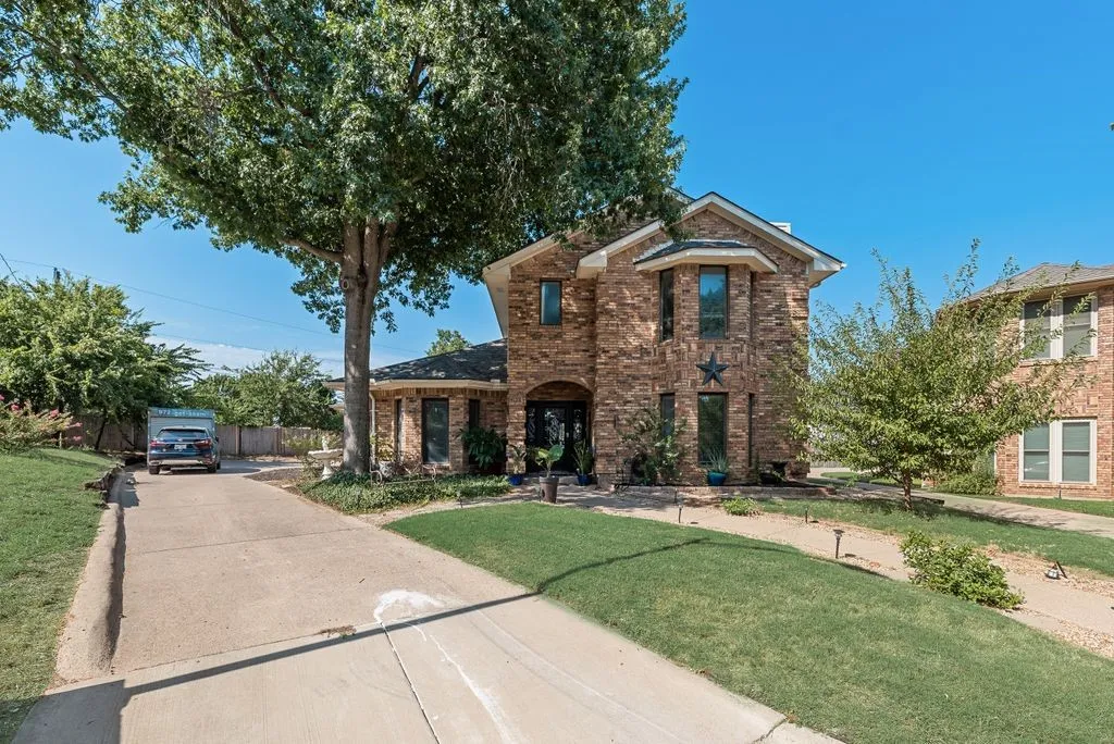 Single Family Residence For Sale in Tarrant County , 3910 Kingsferry Court, Arlington, Texas 76016, 4 Bedroom, 3 Bathroom, 2 Garage spaces, 2,359 Sqft, built in 1985, mls#21355571, Real Estate Agent in Arlington, Homes For Sale in Tarrant county, Homes For Sale in Arlington, Realtor in Arlington Texas, Real Estate Brokerage Independent Realty Texas, Luminita Cordes Realtor