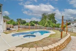 Single Family Residence For Sale in Tarrant County , 3910 Kingsferry Court, Arlington, Texas 76016, 4 Bedroom, 3 Bathroom, 2 Garage spaces, 2,359 Sqft, built in 1985, mls#21355571, Real Estate Agent in Arlington, Homes For Sale in Tarrant county, Homes For Sale in Arlington, Realtor in Arlington Texas, Real Estate Brokerage Independent Realty Texas, Luminita Cordes Realtor