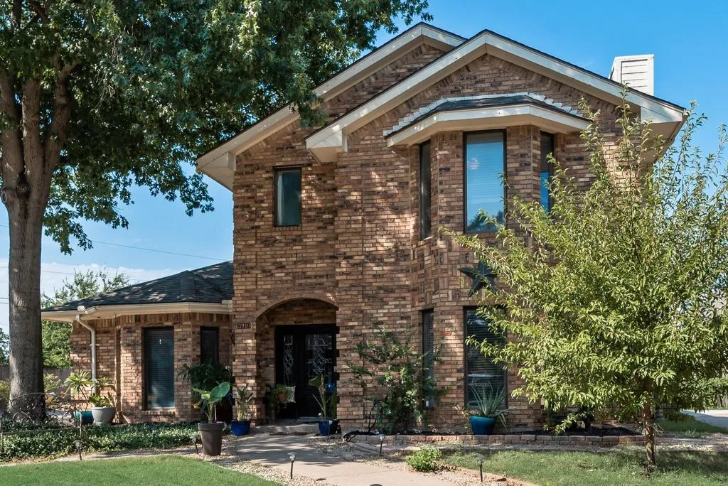 Single Family Residence For Sale in Tarrant County , 3910 Kingsferry Court, Arlington, Texas 76016, 4 Bedroom, 3 Bathroom, 2 Garage spaces, 2,359 Sqft, built in 1985, mls#21355571, Real Estate Agent in Arlington, Homes For Sale in Tarrant county, Homes For Sale in Arlington, Realtor in Arlington Texas, Real Estate Brokerage Independent Realty Texas, Luminita Cordes Realtor