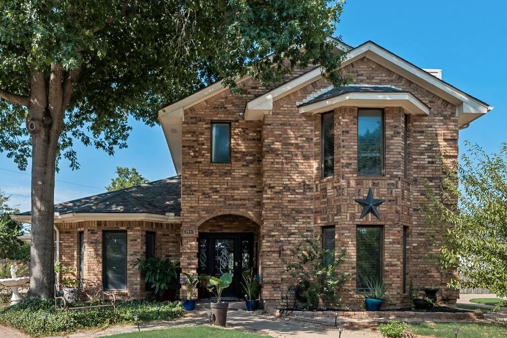 Single Family Residence For Sale in Tarrant County , 3910 Kingsferry Court, Arlington, Texas 76016, 4 Bedroom, 3 Bathroom, 2 Garage spaces, 2,359 Sqft, built in 1985, mls#21355571, Real Estate Agent in Arlington, Homes For Sale in Tarrant county, Homes For Sale in Arlington, Realtor in Arlington Texas, Real Estate Brokerage Independent Realty Texas, Luminita Cordes Realtor
