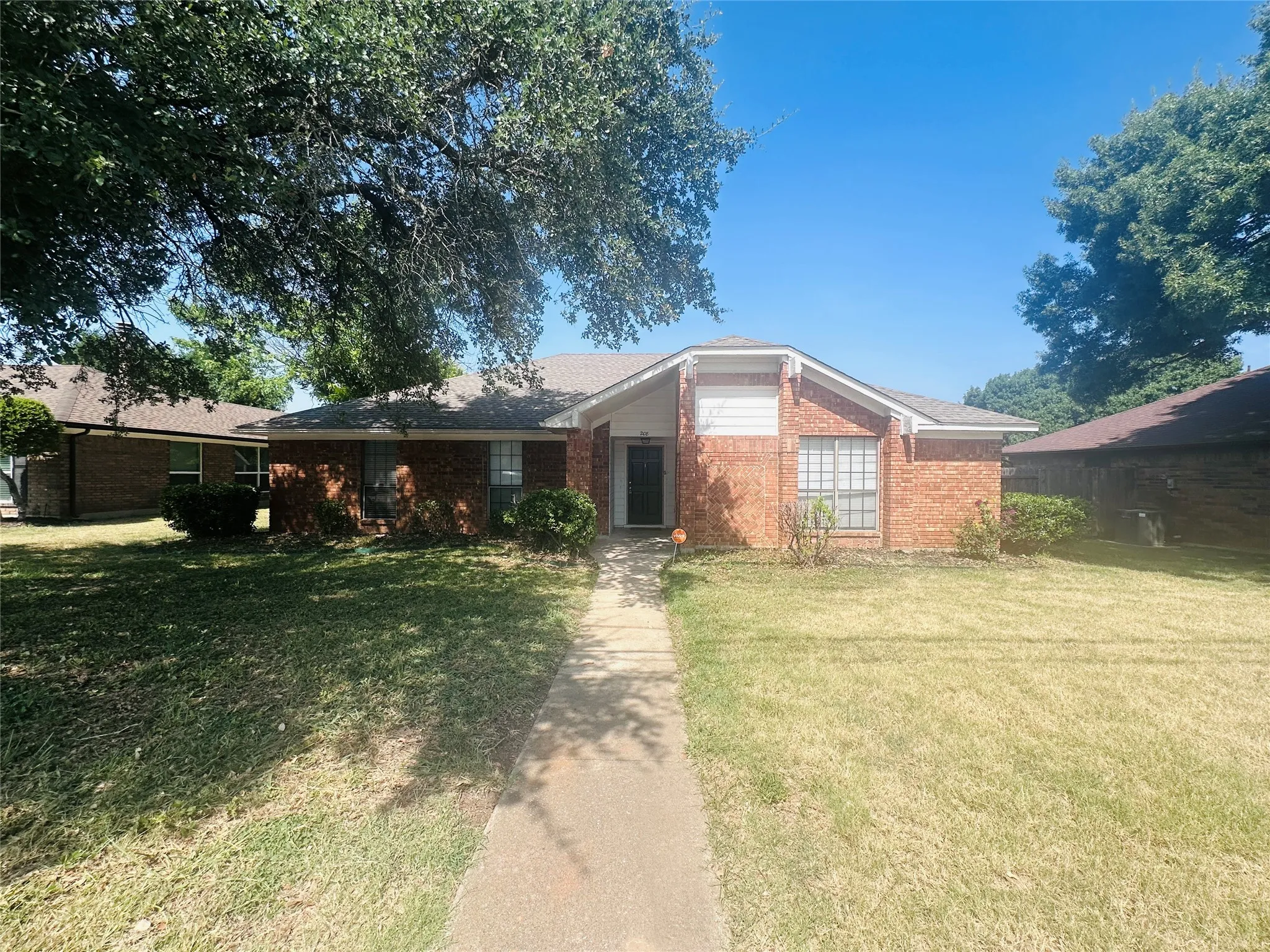 Single Family Residence For Sale in Collin County , 208 S Malone Road, Allen, Texas 75002, 3 Bedroom, 2 Bathroom, 2 Garage spaces, 1,439 Sqft, built in 1986, mls#21354035, Real Estate Agent in Allen, Homes For Sale in Collin county, Homes For Sale in Allen, Realtor in Allen Texas, Real Estate Brokerage Independent Realty Texas, Luminita Cordes Realtor