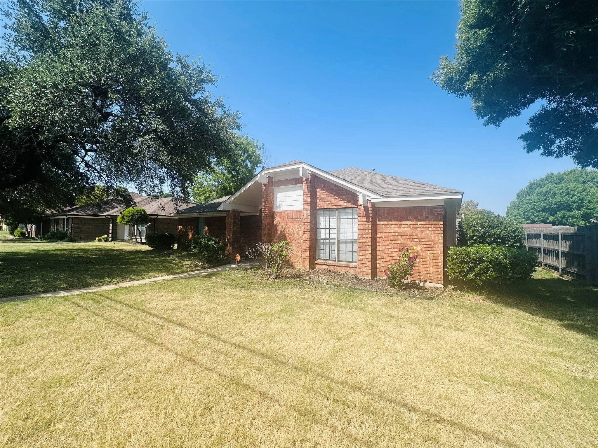 Single Family Residence For Sale in Collin County , 208 S Malone Road, Allen, Texas 75002, 3 Bedroom, 2 Bathroom, 2 Garage spaces, 1,439 Sqft, built in 1986, mls#21354035, Real Estate Agent in Allen, Homes For Sale in Collin county, Homes For Sale in Allen, Realtor in Allen Texas, Real Estate Brokerage Independent Realty Texas, Luminita Cordes Realtor