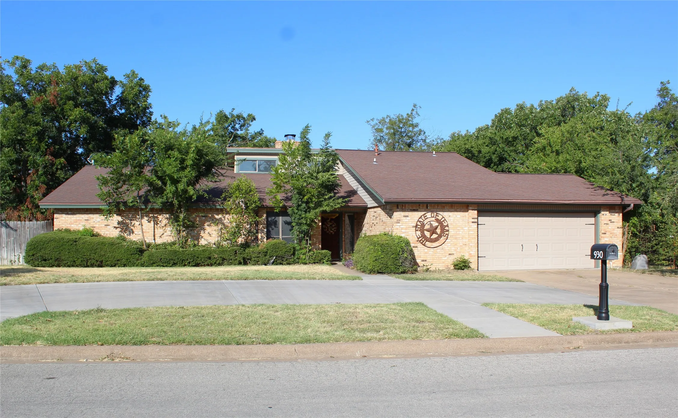 Single Family Residence For Sale in Erath County , 930 N Lydia Street, Stephenville, Texas 76401, 4 Bedroom, 3 Bathroom, 2 Garage spaces, 2,543 Sqft, built in 1979, mls#21355342, Real Estate Agent in Stephenville, Homes For Sale in Erath county, Homes For Sale in Stephenville, Realtor in Stephenville Texas, Real Estate Brokerage Independent Realty Texas, Luminita Cordes Realtor