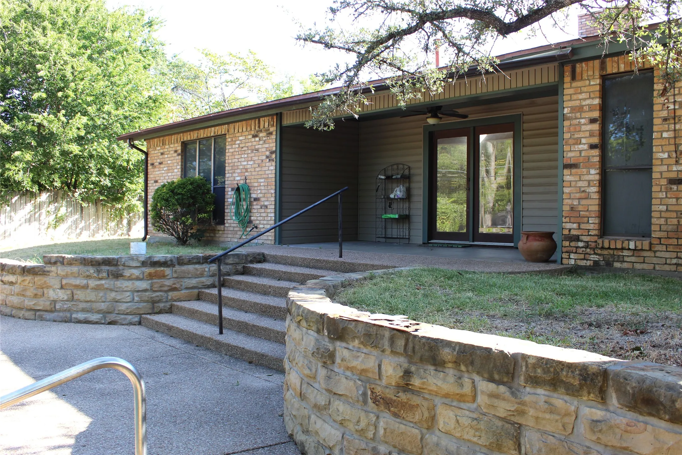 Single Family Residence For Sale in Erath County , 930 N Lydia Street, Stephenville, Texas 76401, 4 Bedroom, 3 Bathroom, 2 Garage spaces, 2,543 Sqft, built in 1979, mls#21355342, Real Estate Agent in Stephenville, Homes For Sale in Erath county, Homes For Sale in Stephenville, Realtor in Stephenville Texas, Real Estate Brokerage Independent Realty Texas, Luminita Cordes Realtor