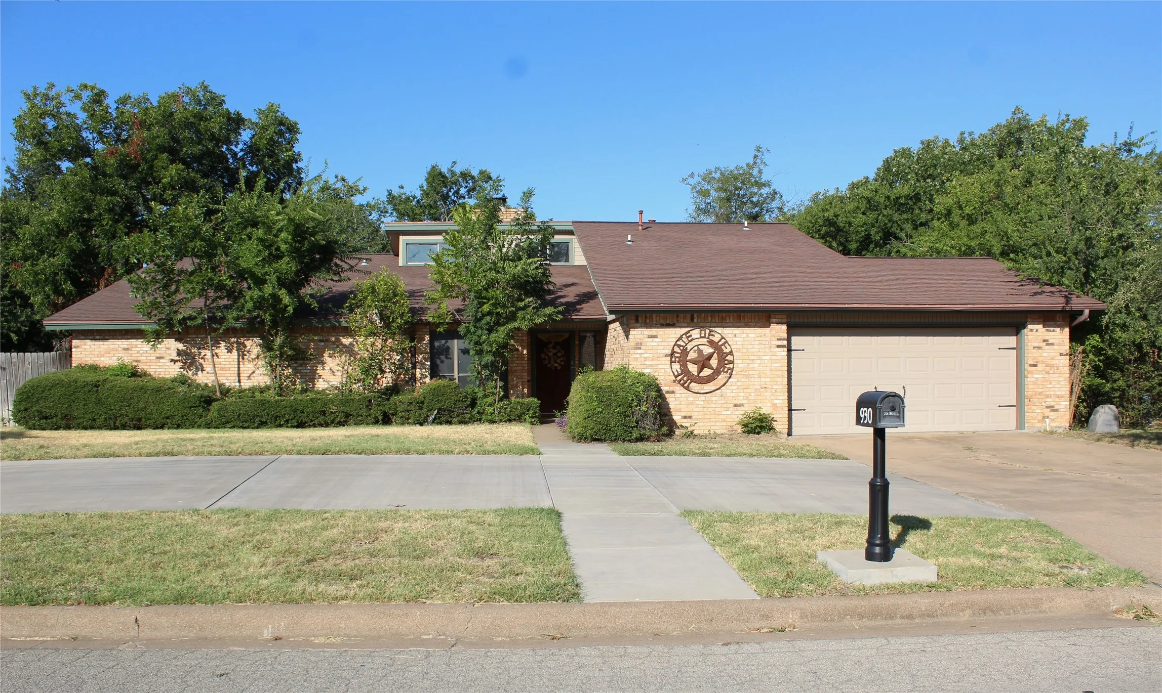 Single Family Residence For Sale in Erath County , 930 N Lydia Street, Stephenville, Texas 76401, 4 Bedroom, 3 Bathroom, 2 Garage spaces, 2,543 Sqft, built in 1979, mls#21355342, Real Estate Agent in Stephenville, Homes For Sale in Erath county, Homes For Sale in Stephenville, Realtor in Stephenville Texas, Real Estate Brokerage Independent Realty Texas, Luminita Cordes Realtor