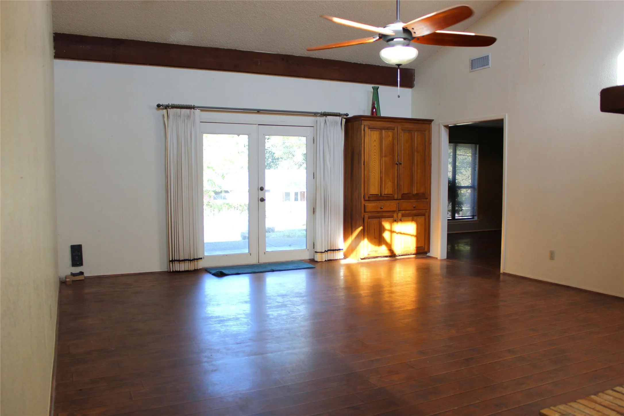 Single Family Residence For Sale in Erath County , 930 N Lydia Street, Stephenville, Texas 76401, 4 Bedroom, 3 Bathroom, 2 Garage spaces, 2,543 Sqft, built in 1979, mls#21355342, Real Estate Agent in Stephenville, Homes For Sale in Erath county, Homes For Sale in Stephenville, Realtor in Stephenville Texas, Real Estate Brokerage Independent Realty Texas, Luminita Cordes Realtor