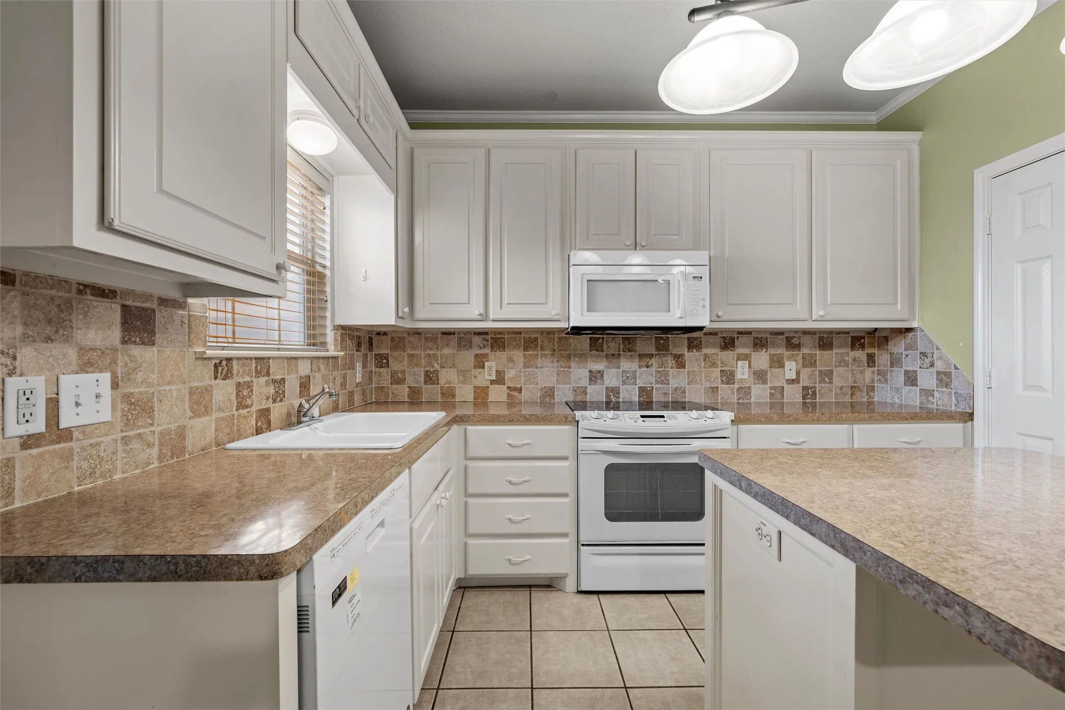 Townhouse For Sale in Mc Lennan County , 333 Old Mill Creek Drive, Woodway, Texas 76712, 3 Bedroom, 2 Bathroom, 2 Garage spaces, 1,380 Sqft, built in 2002, mls#21355307, Real Estate Agent in Woodway, Homes For Sale in Mc Lennan county, Homes For Sale in Woodway, Realtor in Woodway Texas, Real Estate Brokerage Independent Realty Texas, Luminita Cordes Realtor