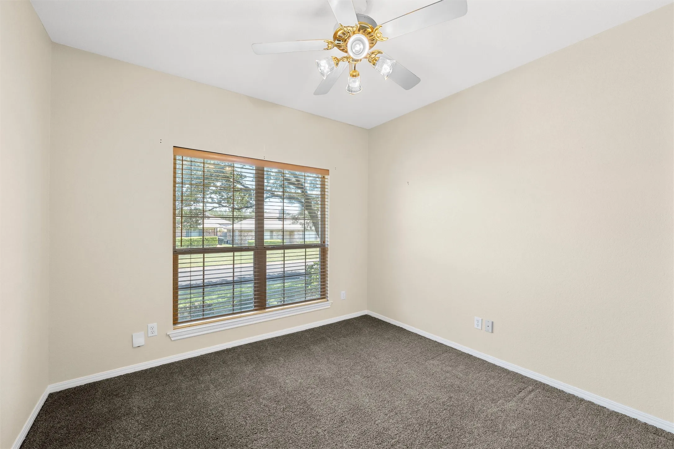 Townhouse For Sale in Mc Lennan County , 333 Old Mill Creek Drive, Woodway, Texas 76712, 3 Bedroom, 2 Bathroom, 2 Garage spaces, 1,380 Sqft, built in 2002, mls#21355307, Real Estate Agent in Woodway, Homes For Sale in Mc Lennan county, Homes For Sale in Woodway, Realtor in Woodway Texas, Real Estate Brokerage Independent Realty Texas, Luminita Cordes Realtor