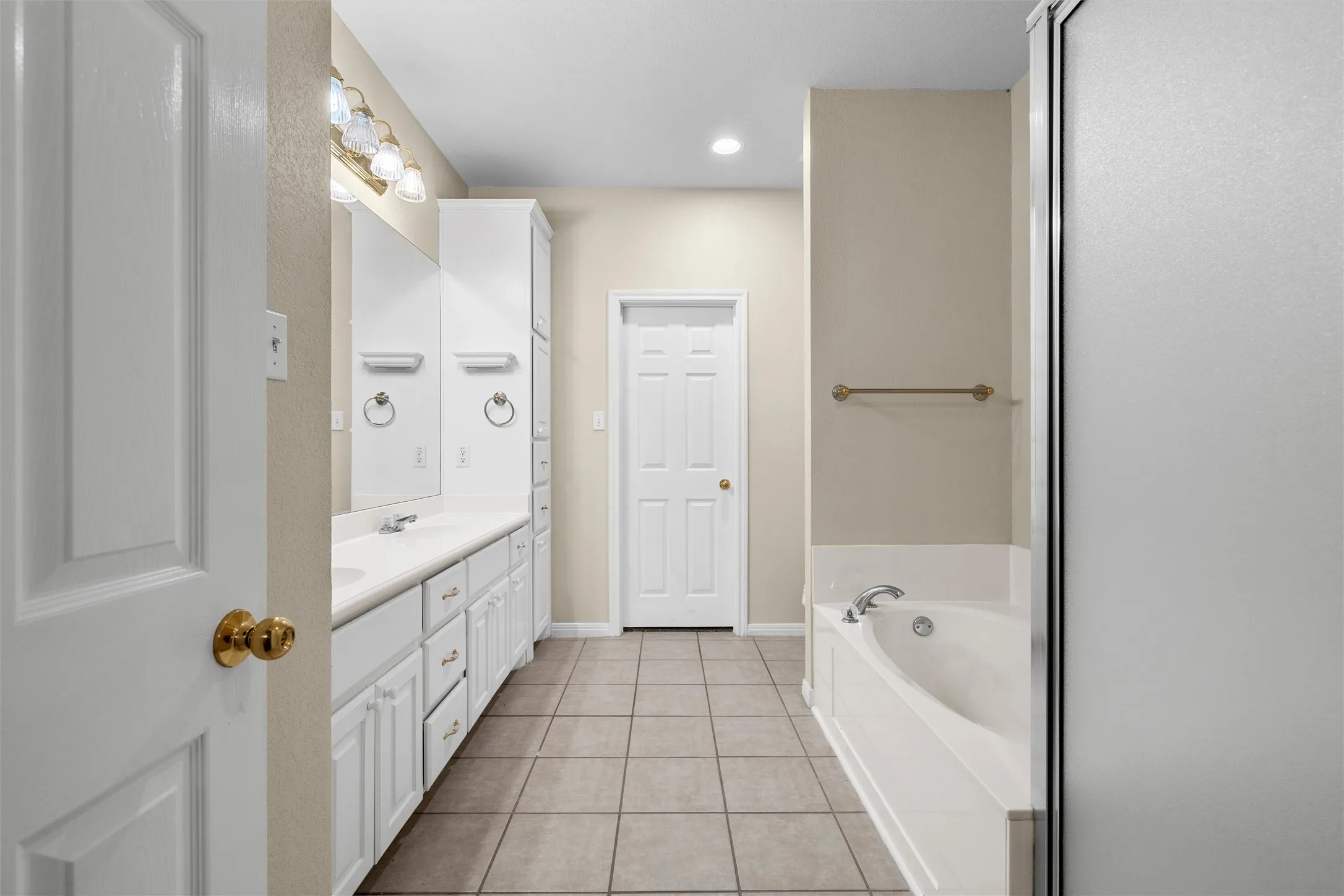 Townhouse For Sale in Mc Lennan County , 333 Old Mill Creek Drive, Woodway, Texas 76712, 3 Bedroom, 2 Bathroom, 2 Garage spaces, 1,380 Sqft, built in 2002, mls#21355307, Real Estate Agent in Woodway, Homes For Sale in Mc Lennan county, Homes For Sale in Woodway, Realtor in Woodway Texas, Real Estate Brokerage Independent Realty Texas, Luminita Cordes Realtor