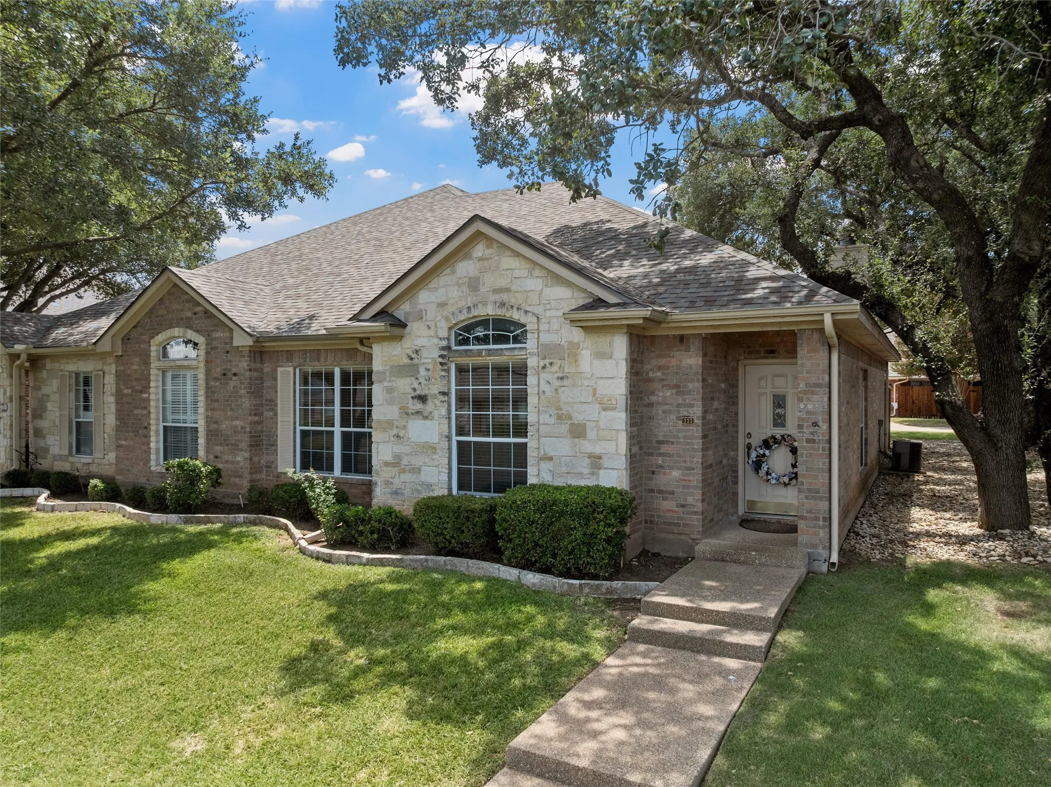 Townhouse For Sale in Mc Lennan County , 333 Old Mill Creek Drive, Woodway, Texas 76712, 3 Bedroom, 2 Bathroom, 2 Garage spaces, 1,380 Sqft, built in 2002, mls#21355307, Real Estate Agent in Woodway, Homes For Sale in Mc Lennan county, Homes For Sale in Woodway, Realtor in Woodway Texas, Real Estate Brokerage Independent Realty Texas, Luminita Cordes Realtor