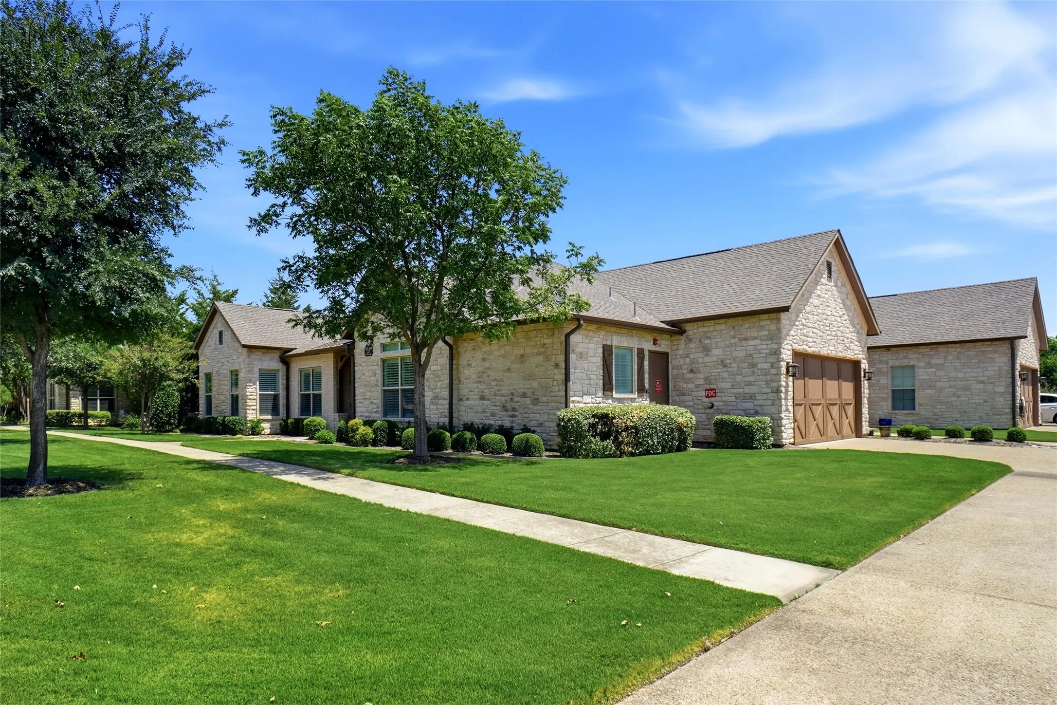 Condominium For Sale in Tarrant County , 365 Watermere Drive, Southlake, Texas 76092, 2 Bedroom, 3 Bathroom, 2 Garage spaces, 2,117 Sqft, built in 2015, mls#21355594, Real Estate Agent in Southlake, Homes For Sale in Tarrant county, Homes For Sale in Southlake, Realtor in Southlake Texas, Real Estate Brokerage Independent Realty Texas, Luminita Cordes Realtor