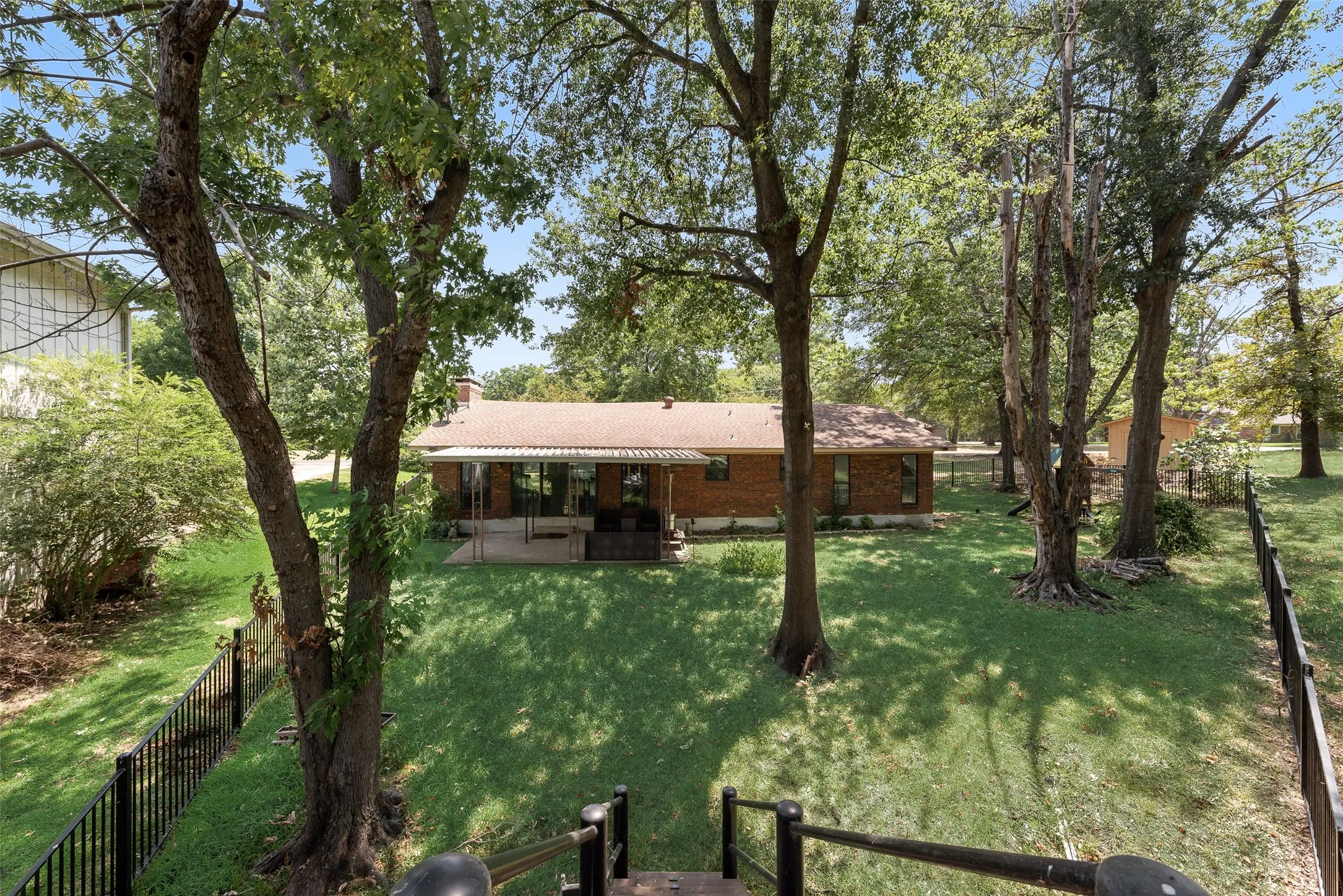 Single Family Residence For Sale in Henderson County , 110 LA Jolla Street, Mabank, Texas 75156, 3 Bedroom, 2 Bathroom, Garage spaces, 1,760 Sqft, built in 1981, mls#21355606, Real Estate Agent in Mabank, Homes For Sale in Henderson county, Homes For Sale in Mabank, Realtor in Mabank Texas, Real Estate Brokerage Independent Realty Texas, Luminita Cordes Realtor