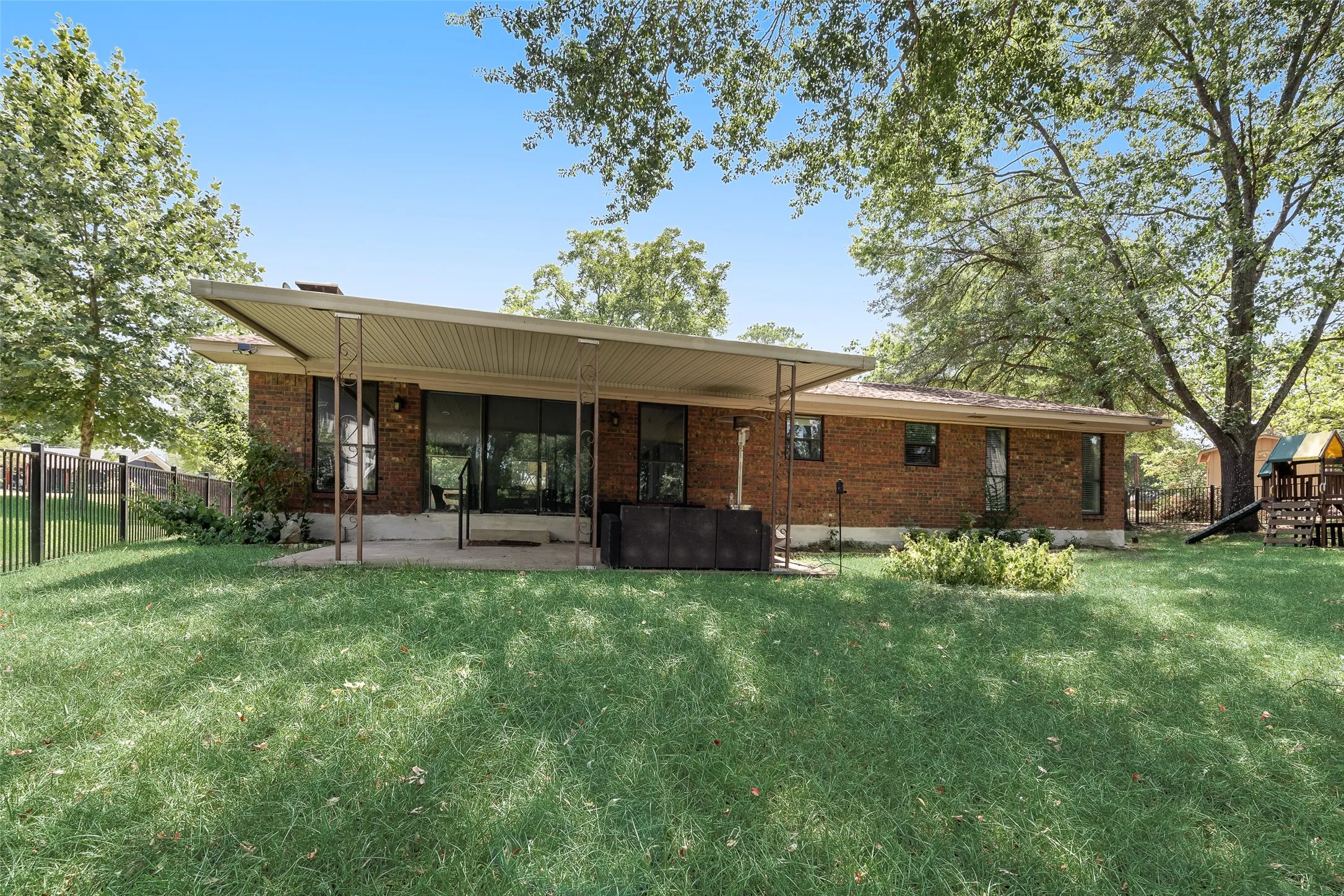 Single Family Residence For Sale in Henderson County , 110 LA Jolla Street, Mabank, Texas 75156, 3 Bedroom, 2 Bathroom, Garage spaces, 1,760 Sqft, built in 1981, mls#21355606, Real Estate Agent in Mabank, Homes For Sale in Henderson county, Homes For Sale in Mabank, Realtor in Mabank Texas, Real Estate Brokerage Independent Realty Texas, Luminita Cordes Realtor