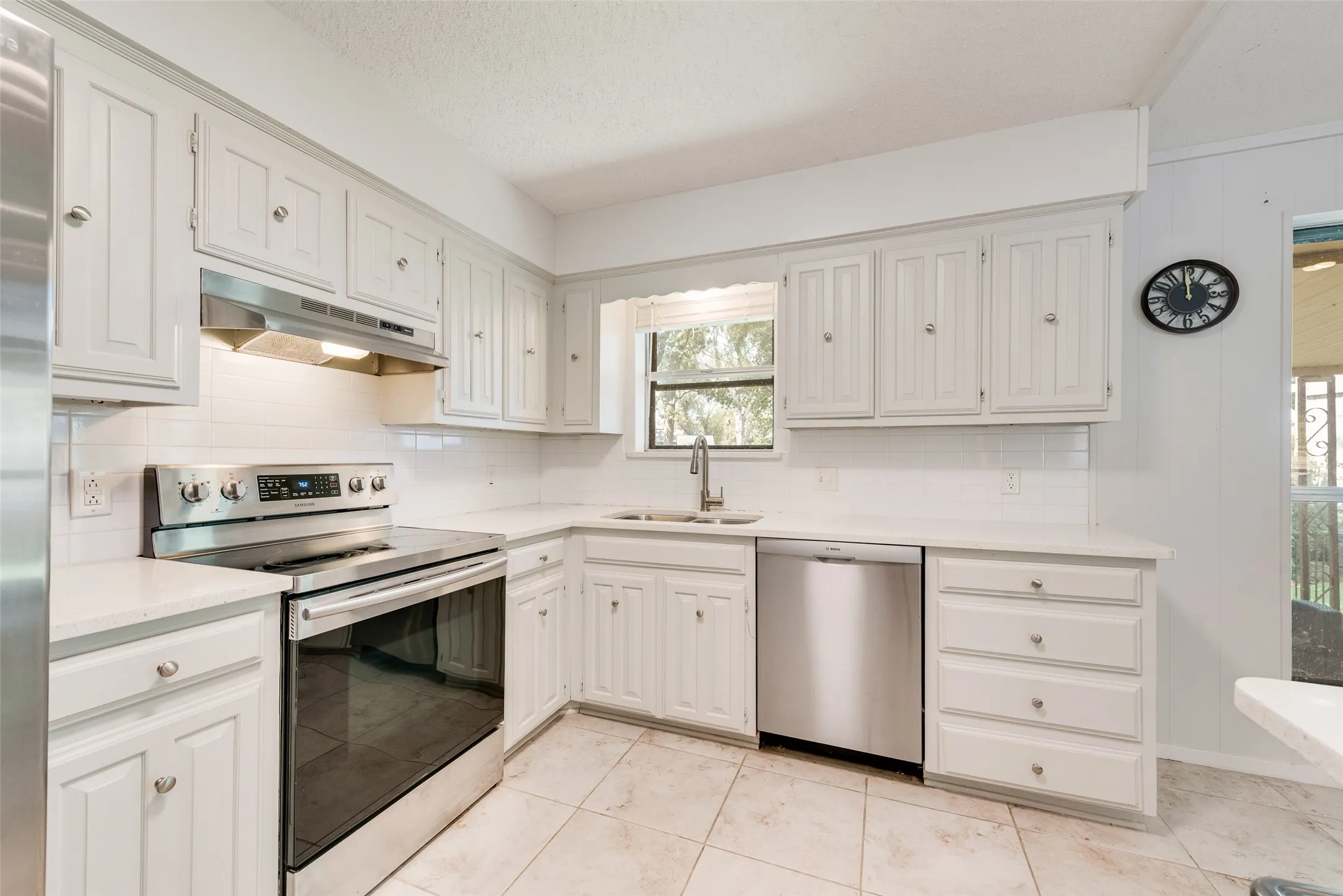 Single Family Residence For Sale in Henderson County , 110 LA Jolla Street, Mabank, Texas 75156, 3 Bedroom, 2 Bathroom, Garage spaces, 1,760 Sqft, built in 1981, mls#21355606, Real Estate Agent in Mabank, Homes For Sale in Henderson county, Homes For Sale in Mabank, Realtor in Mabank Texas, Real Estate Brokerage Independent Realty Texas, Luminita Cordes Realtor